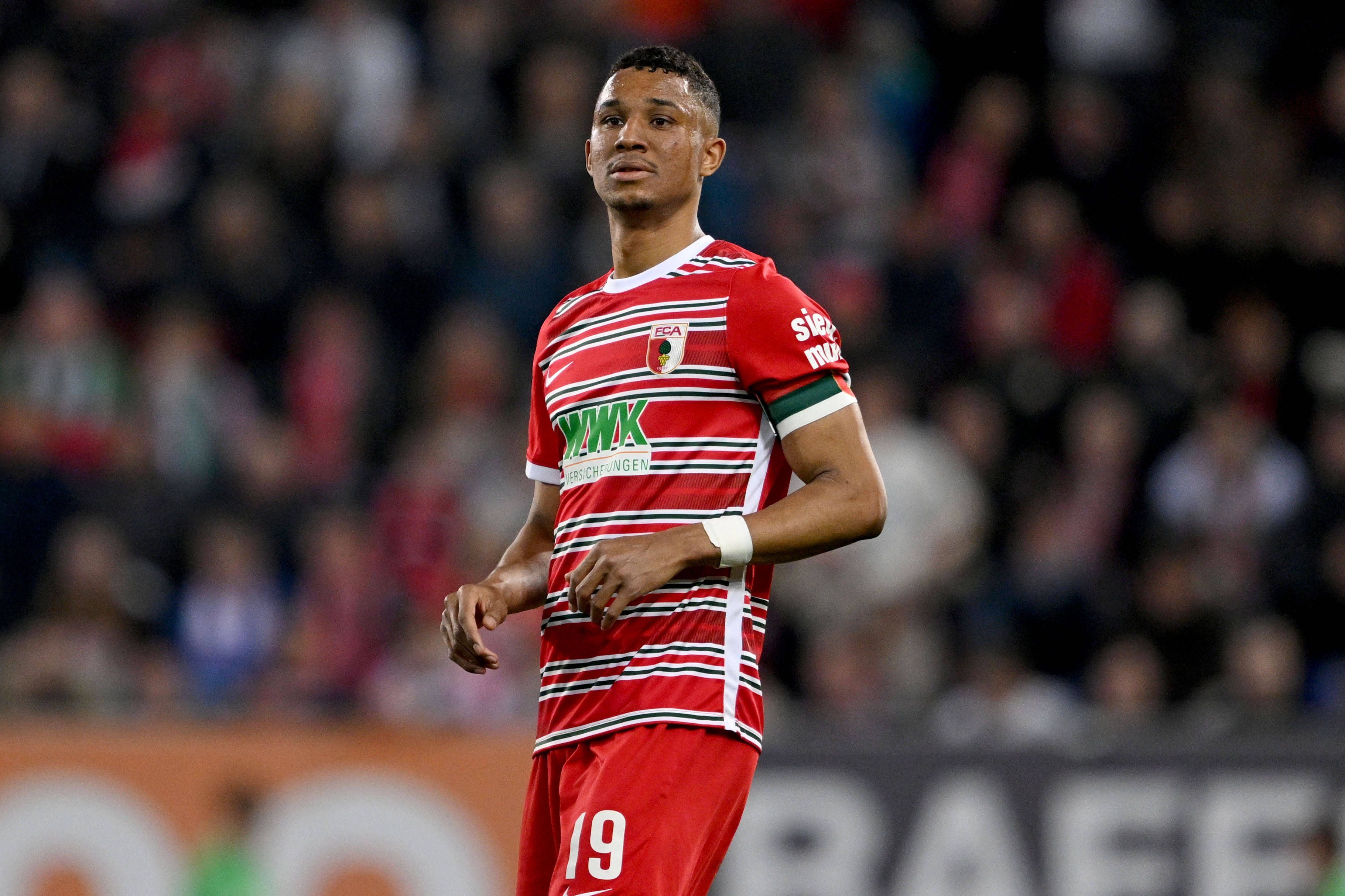 Felix Uduokhai am 21. April 2023 im Trikot des FC Augsburg beim Heimspiel gegen den VfB Stuttgart.