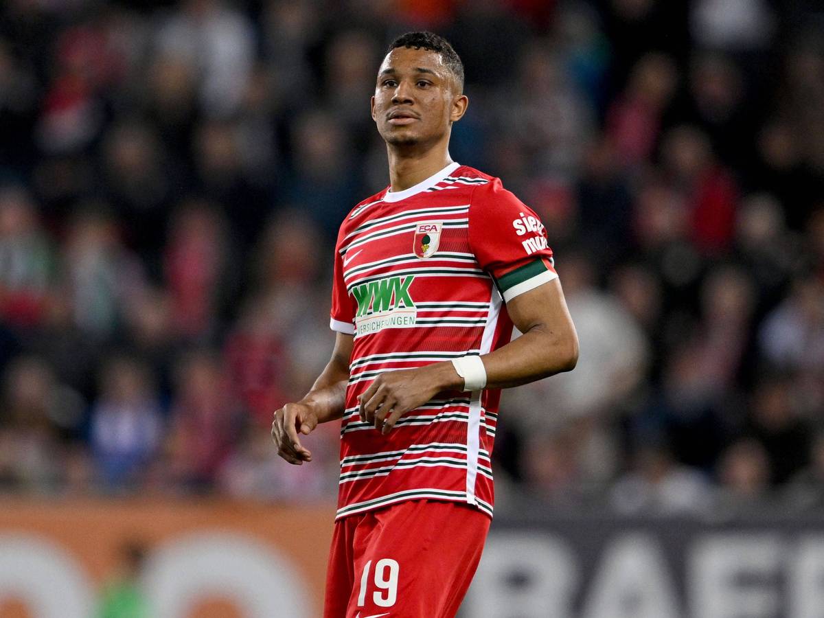 Felix Uduokhai am 21. April 2023 im Trikot des FC Augsburg beim Heimspiel gegen den VfB Stuttgart.