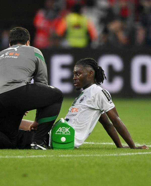 Manu Koné lässt sich im Spiel von Borussia Mönchengladbach gegen Bayer Leverkusen am 21. Mai 2023 behandeln.