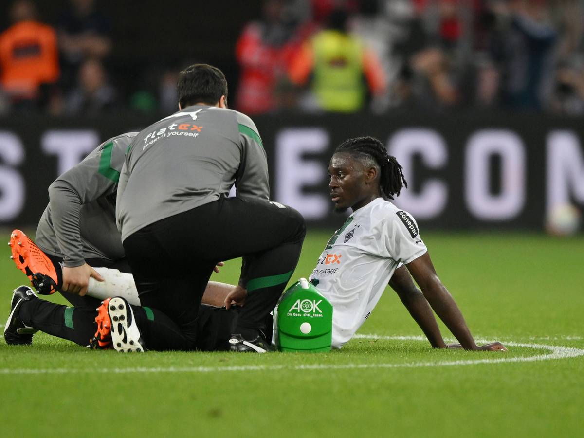 Manu Koné lässt sich im Spiel von Borussia Mönchengladbach gegen Bayer Leverkusen am 21. Mai 2023 behandeln.