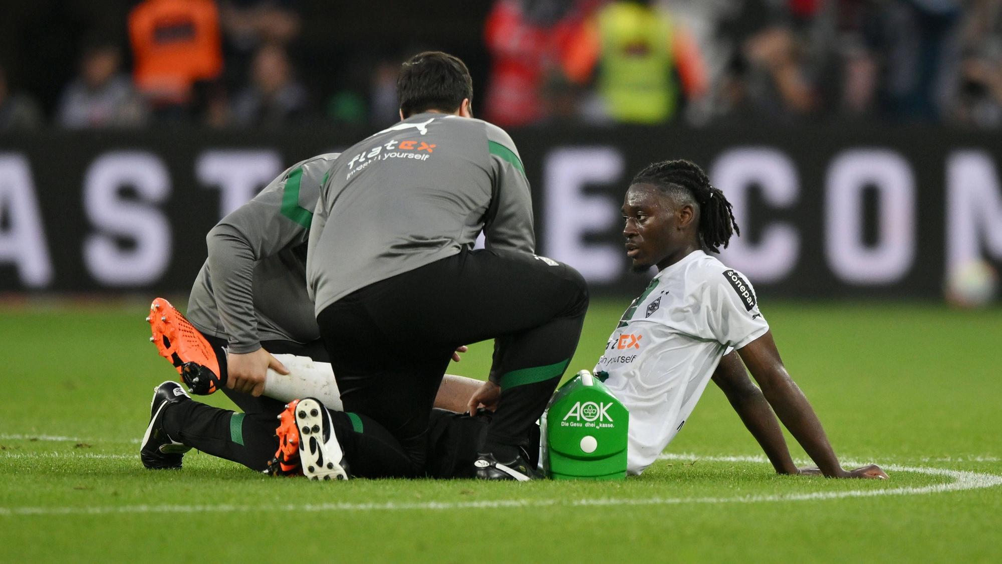 Manu Koné lässt sich im Spiel von Borussia Mönchengladbach gegen Bayer Leverkusen am 21. Mai 2023 behandeln.