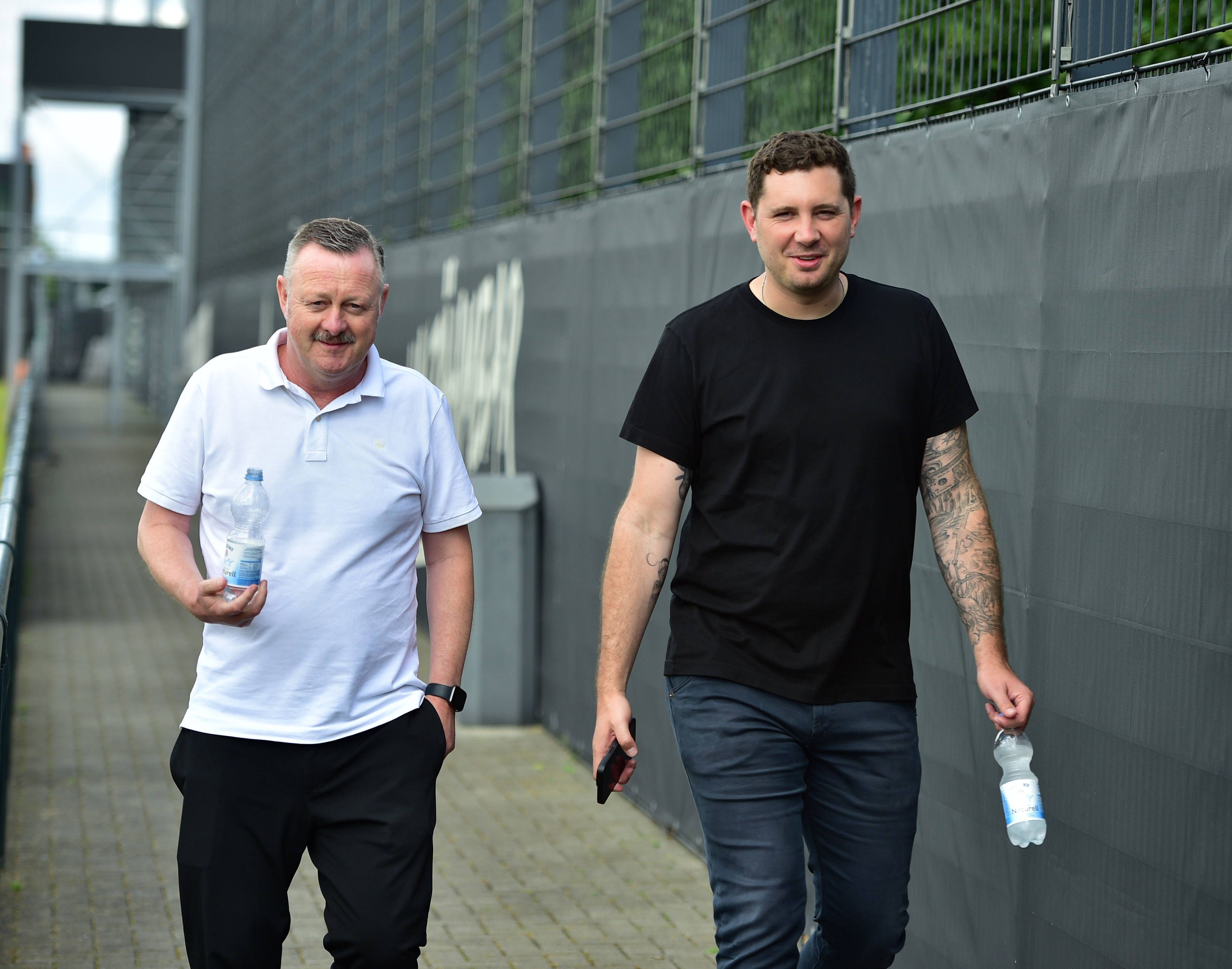 Sport-Geschäftsführer Roland Virkus (l.) und Sportdirektor Lizenz Nils Schmadtke beim Training vom Borussia Mönchengladbach am 17. Juli 2023.