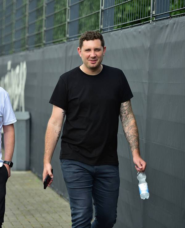 Sport-Geschäftsführer Roland Virkus (l.) und Sportdirektor Lizenz Nils Schmadtke beim Training vom Borussia Mönchengladbach am 17. Juli 2023.