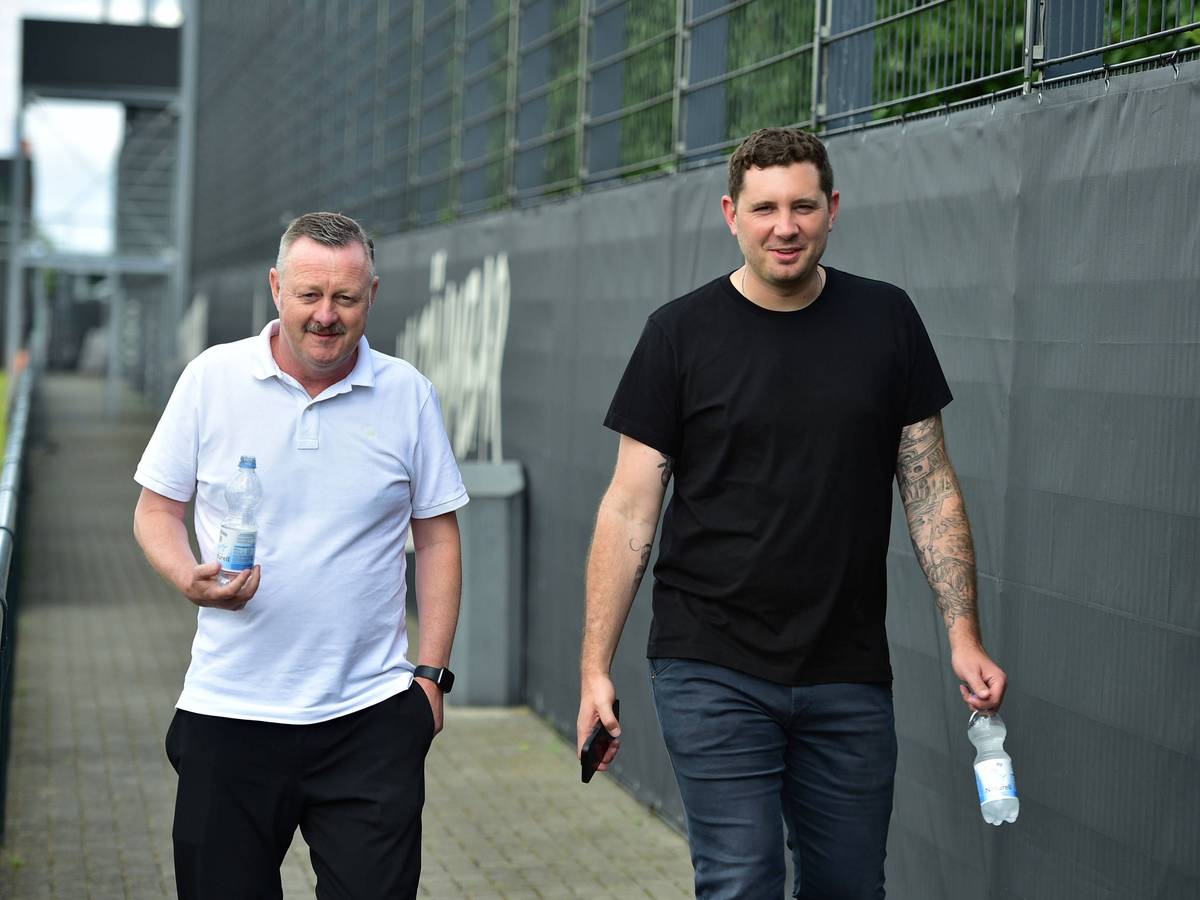 Sport-Geschäftsführer Roland Virkus (l.) und Sportdirektor Lizenz Nils Schmadtke beim Training vom Borussia Mönchengladbach am 17. Juli 2023.