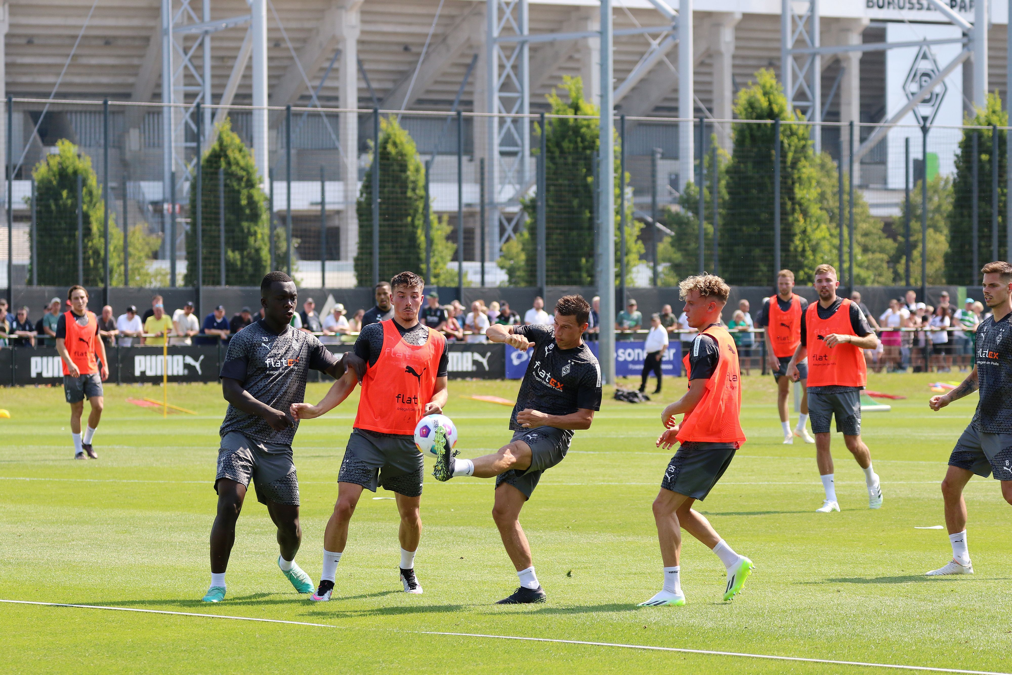 Die Spieler von Borussia Mönchengladbach schauen im Training am 9. Juli 2023 auf den Ball.