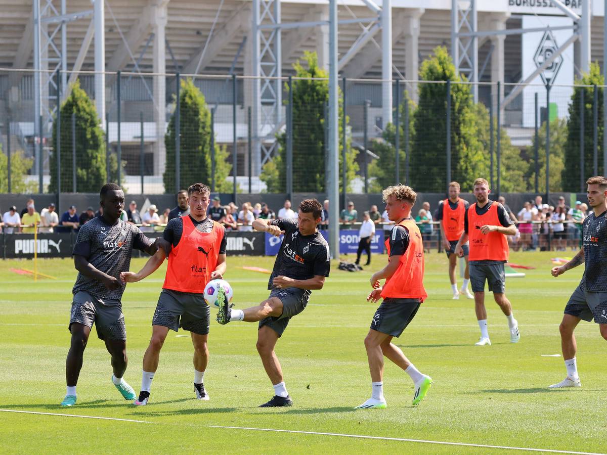 Die Spieler von Borussia Mönchengladbach schauen im Training am 9. Juli 2023 auf den Ball.