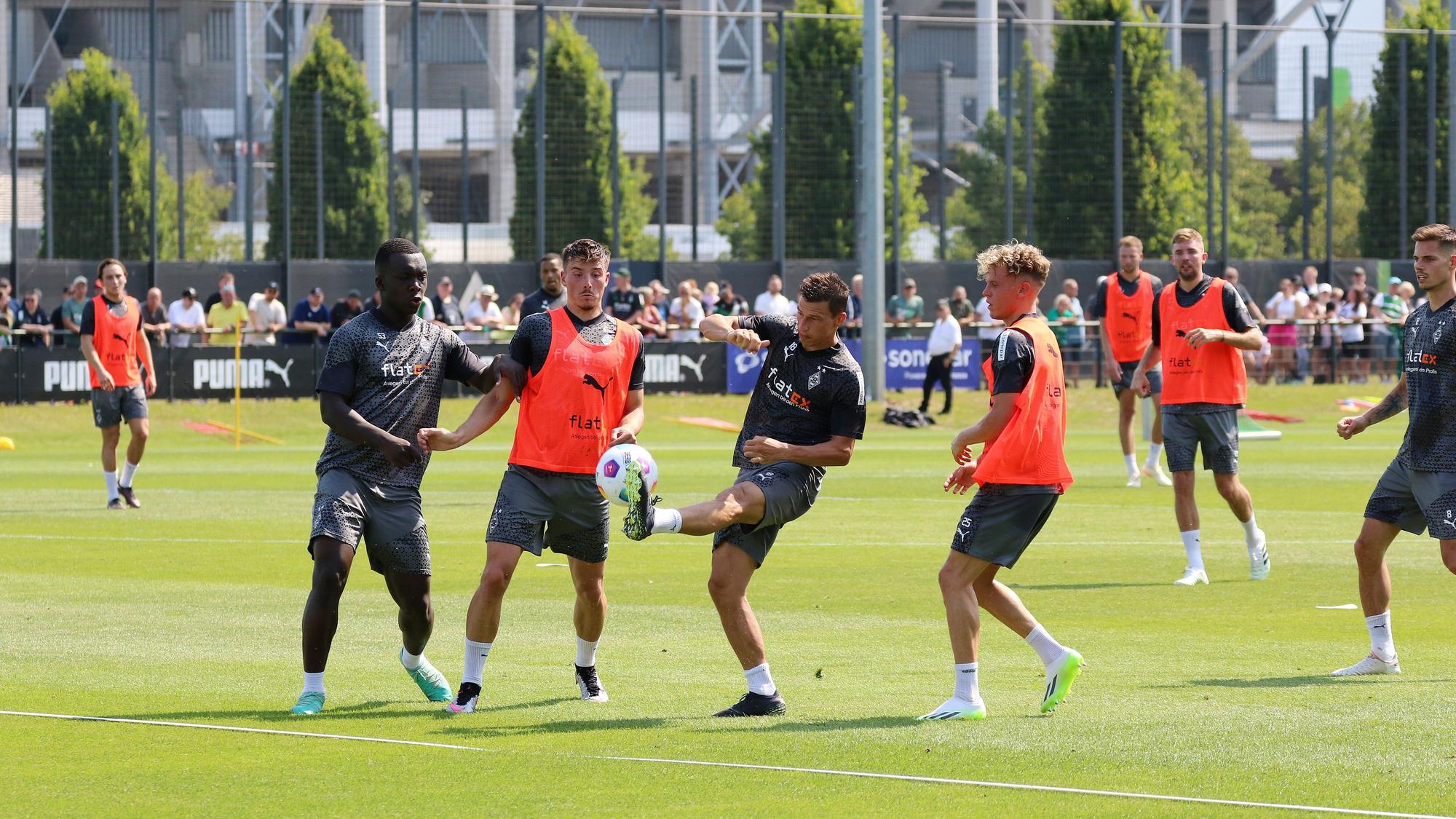Die Spieler von Borussia Mönchengladbach schauen im Training am 9. Juli 2023 auf den Ball.