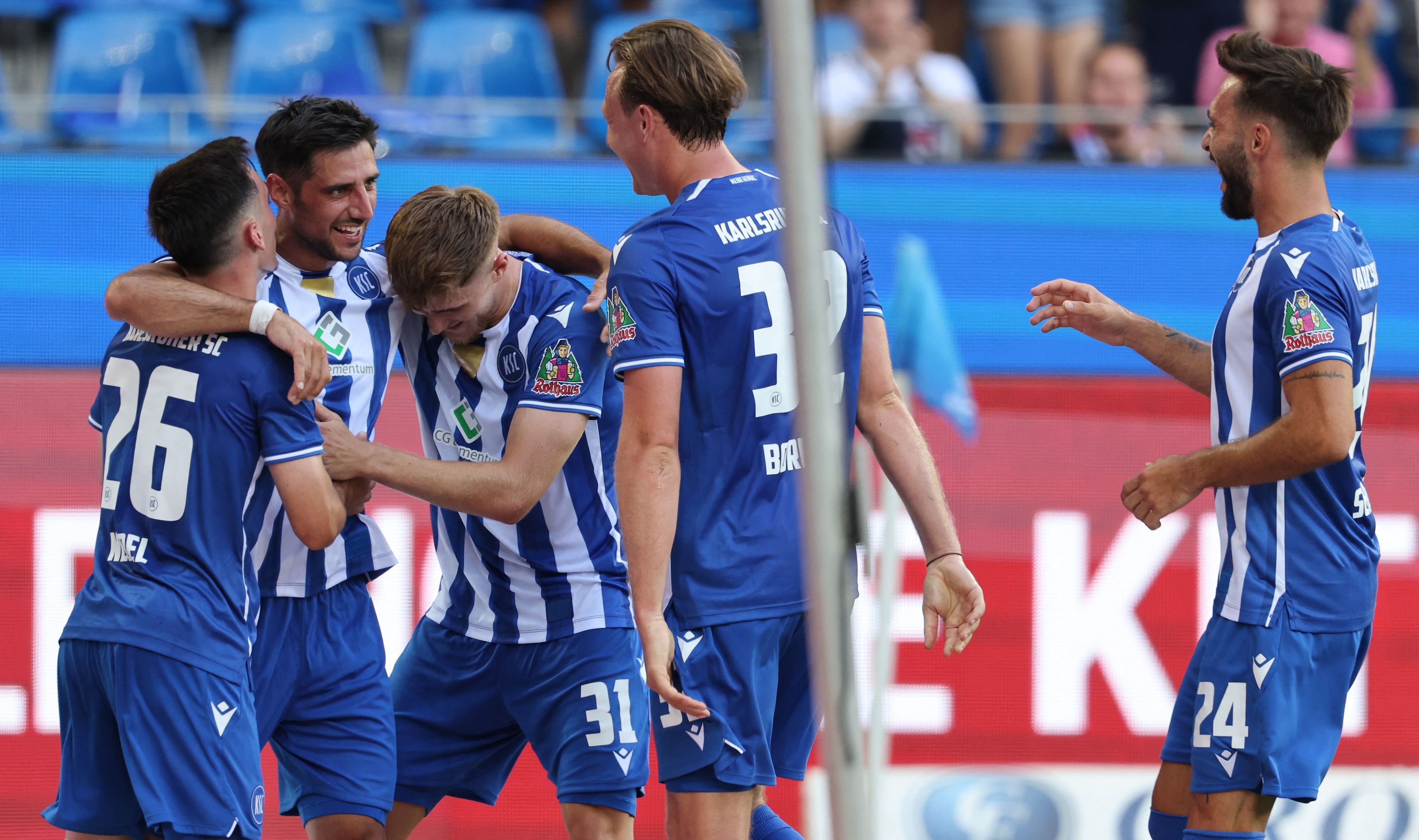 Lars Stindl und Spieler des Karlsruher SC jubeln