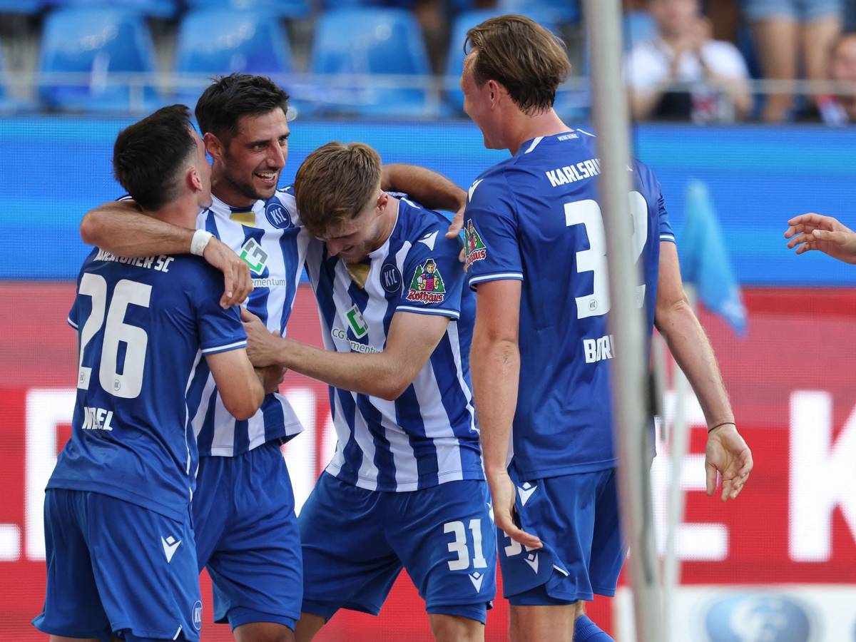 Lars Stindl und Spieler des Karlsruher SC jubeln