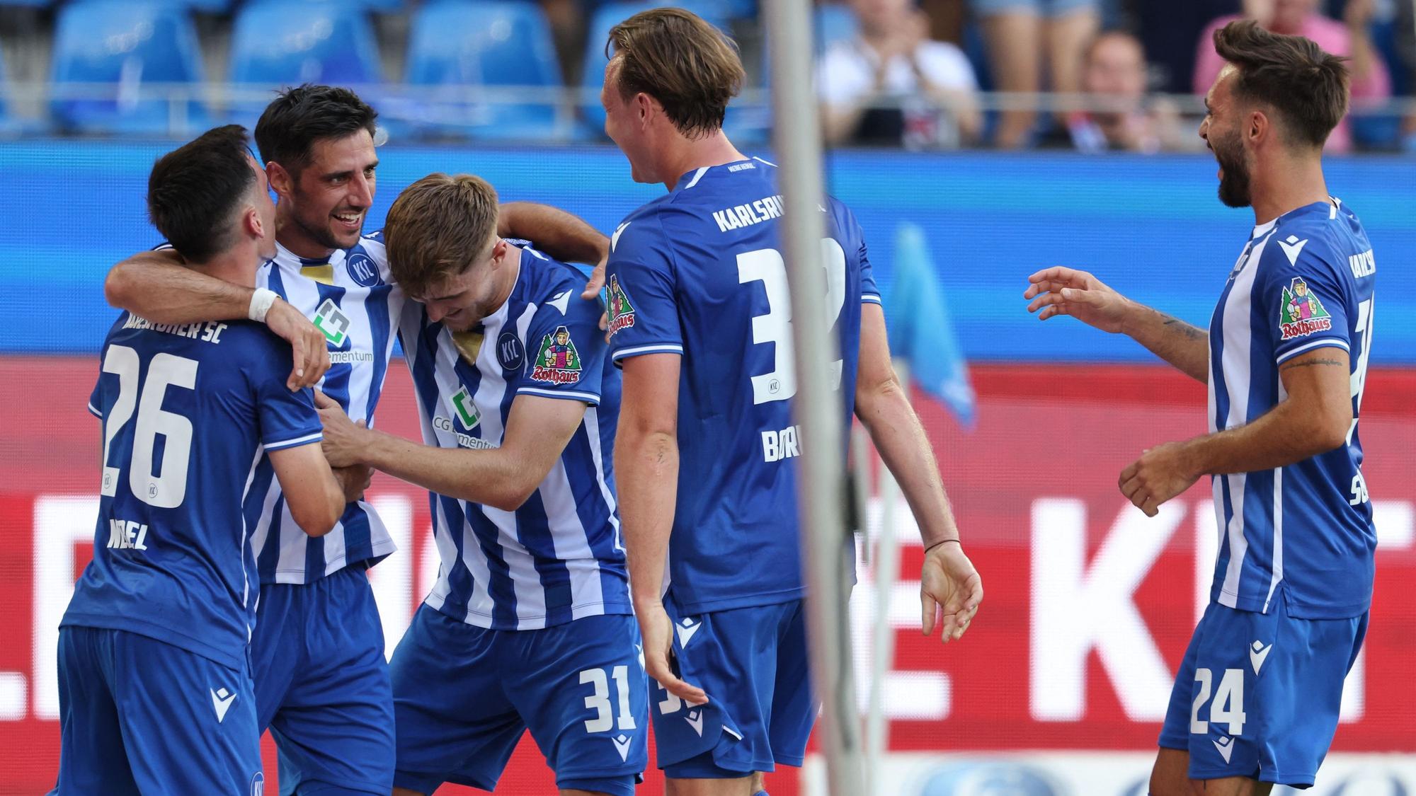 Lars Stindl und Spieler des Karlsruher SC jubeln