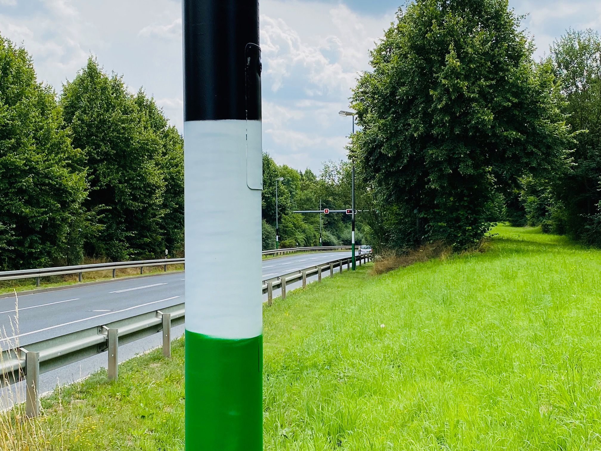 Keine Laterne oder Straßenschild ist ausgelassen worden. Die Borussia-Farben sind überall an der Straße Am Nordpark zu sehen.