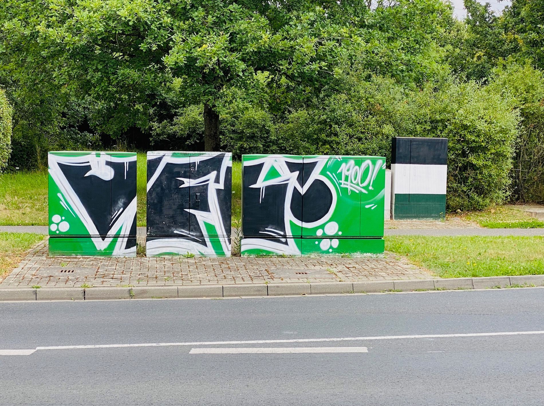 Die Farben Schwarz, Weiß und Grün sind entlang der Straße Am Nordpark in Mönchengladbach nicht zu übersehen. Auf Stromkästen haben Sprayer ihre Spuren hinterlassen.