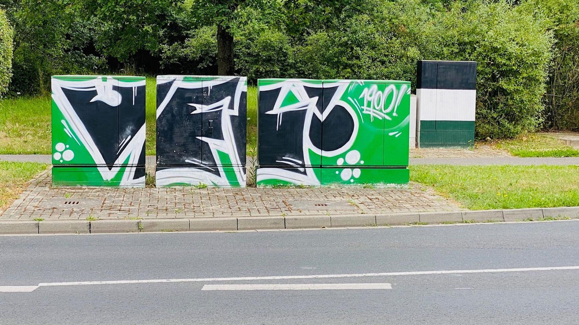 Die Farben Schwarz, Weiß und Grün sind entlang der Straße Am Nordpark in Mönchengladbach nicht zu übersehen. Auf Stromkästen haben Sprayer ihre Spuren hinterlassen.
