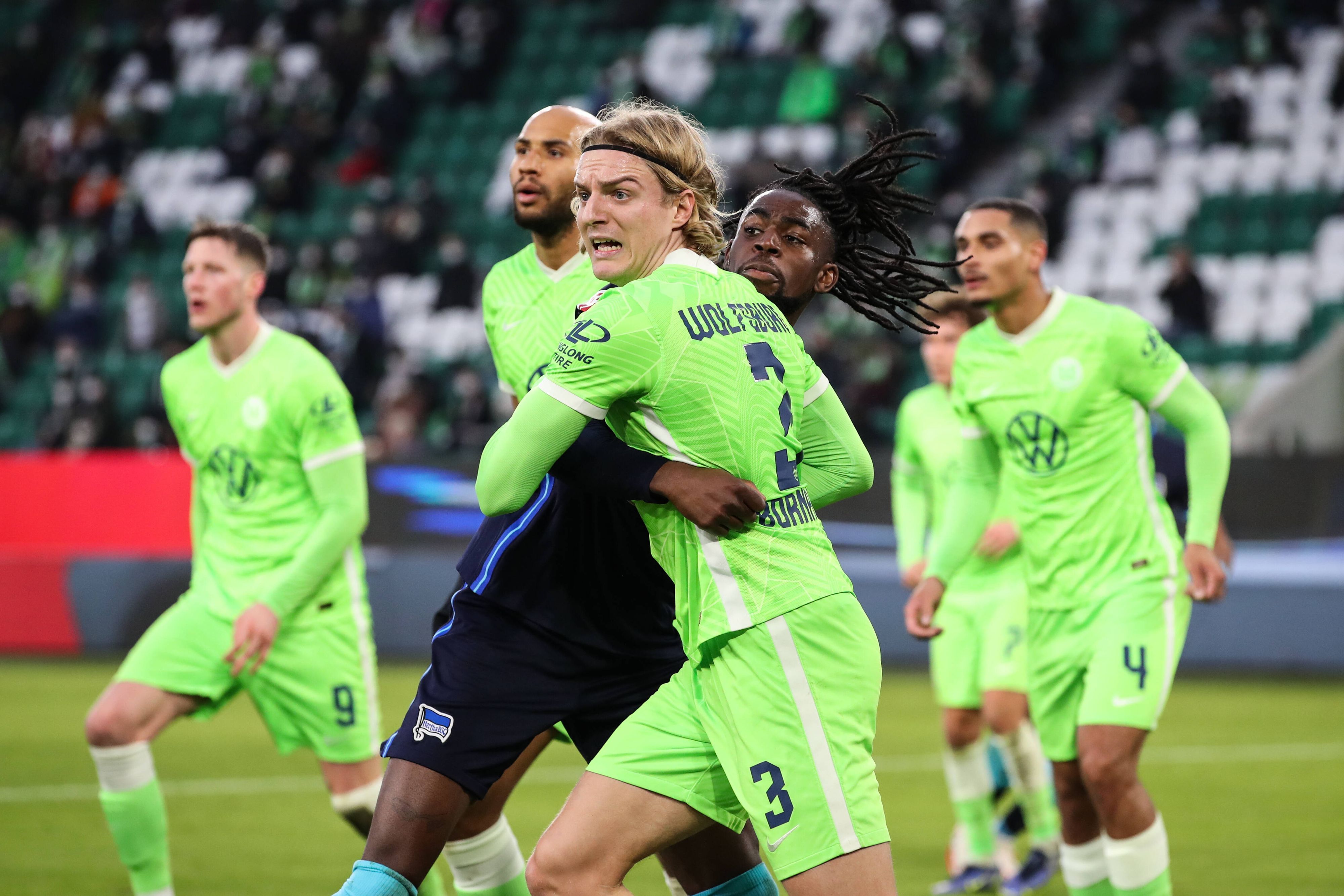Jordan Torunarigha (im schwarzen Trikot) liefert sich am 15. Januar 2022 einen körperbetonten Zweikampf mit Sebastiaan Bornauw vom VfL Wolfsburg.