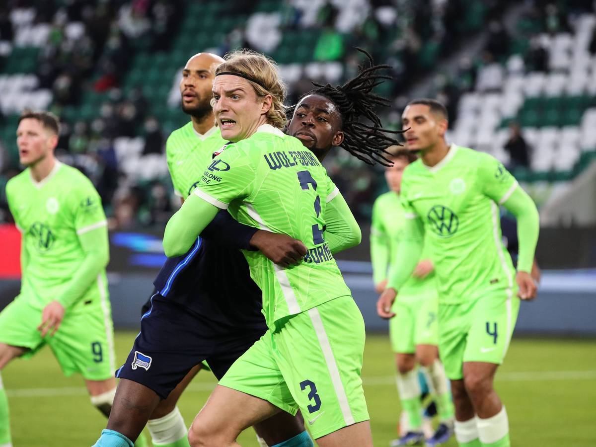 Jordan Torunarigha (im schwarzen Trikot) liefert sich am 15. Januar 2022 einen körperbetonten Zweikampf mit Sebastiaan Bornauw vom VfL Wolfsburg.