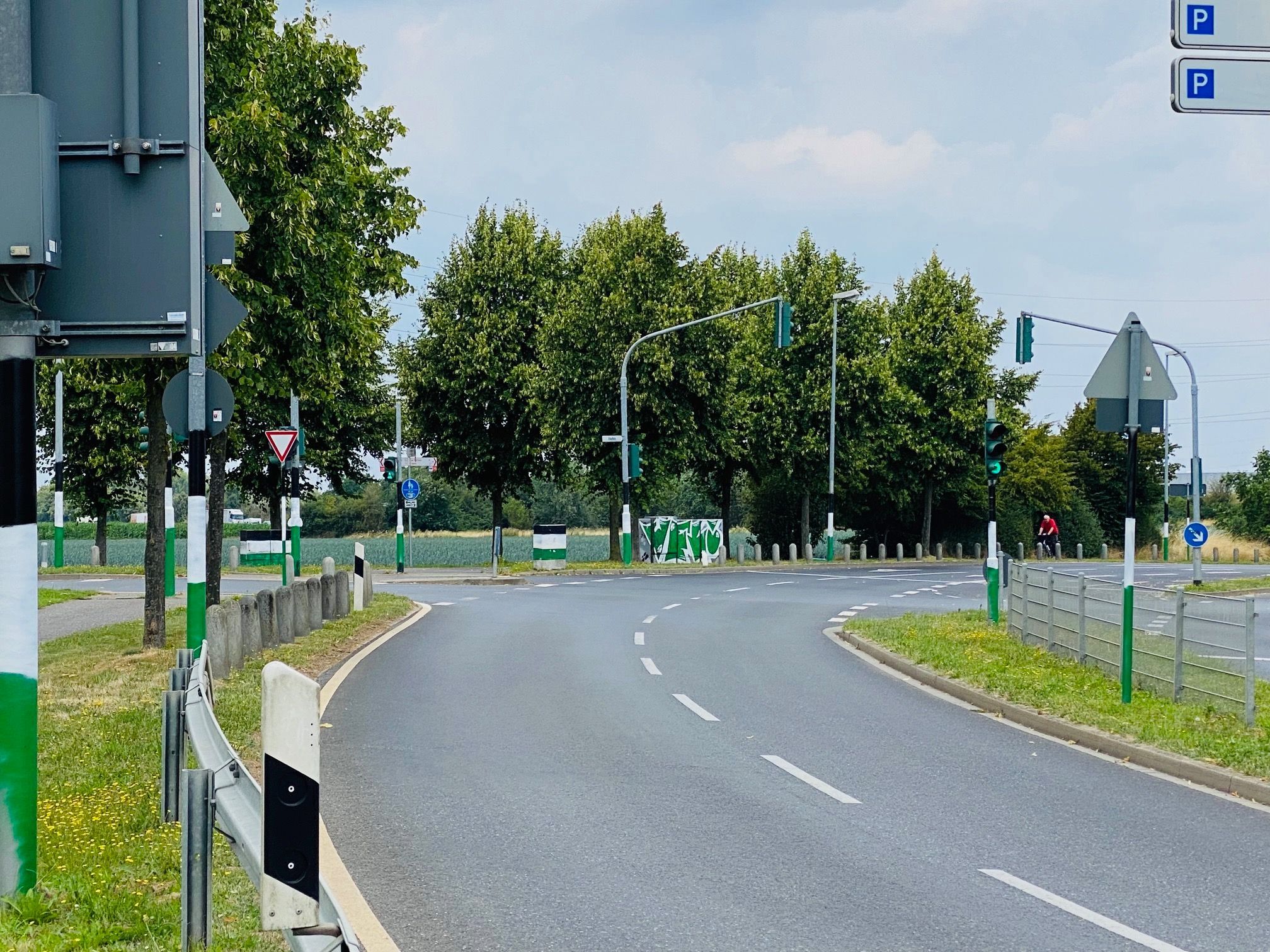 Gladbach hat wieder eine Borussia-Allee. Rund um das Gladbacher Stadion im Nordpark haben Sprayer inzwischen ganze Arbeit geleistet und Laternen, Ampeln, Verkehrschilder oder Stromkästen mit den Vereinsfarben des VfL besprüht. Zu sehen sind die Farben Schwarz, Weiß und Grün.
