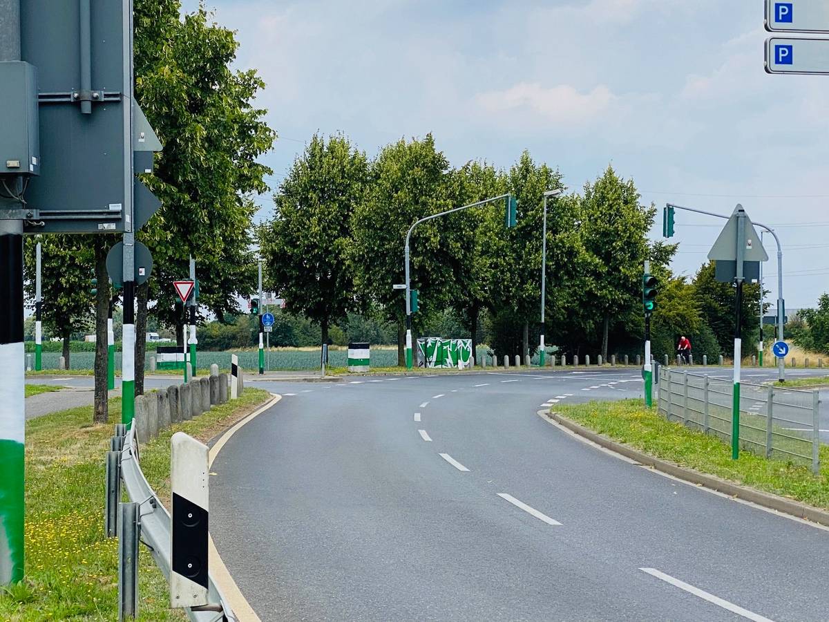 Gladbach hat wieder eine Borussia-Allee. Rund um das Gladbacher Stadion im Nordpark haben Sprayer inzwischen ganze Arbeit geleistet und Laternen, Ampeln, Verkehrschilder oder Stromkästen mit den Vereinsfarben des VfL besprüht. Zu sehen sind die Farben Schwarz, Weiß und Grün.