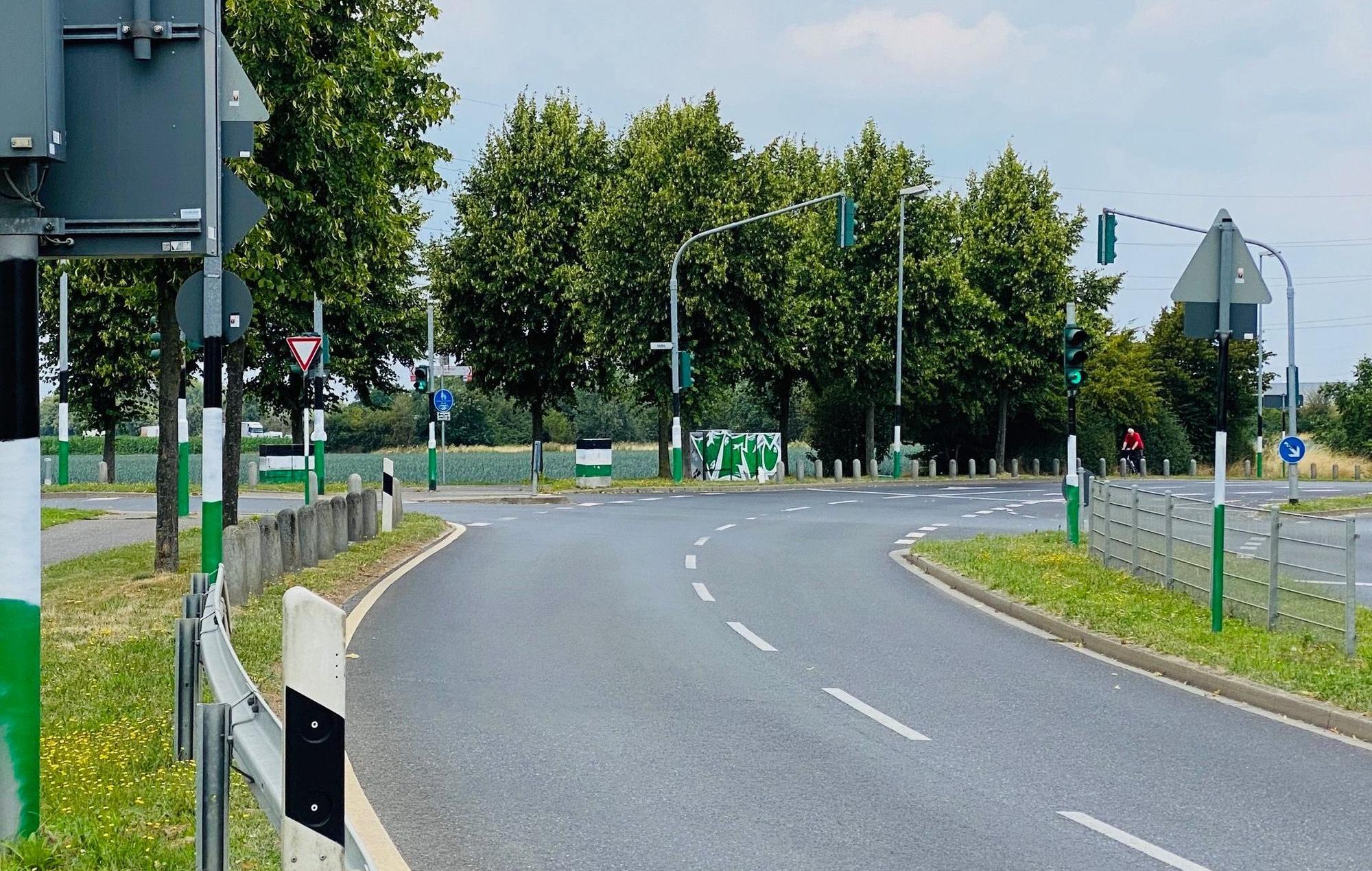 Gladbach hat wieder eine Borussia-Allee. Rund um das Gladbacher Stadion im Nordpark haben Sprayer inzwischen ganze Arbeit geleistet und Laternen, Ampeln, Verkehrschilder oder Stromkästen mit den Vereinsfarben des VfL besprüht. Zu sehen sind die Farben Schwarz, Weiß und Grün.