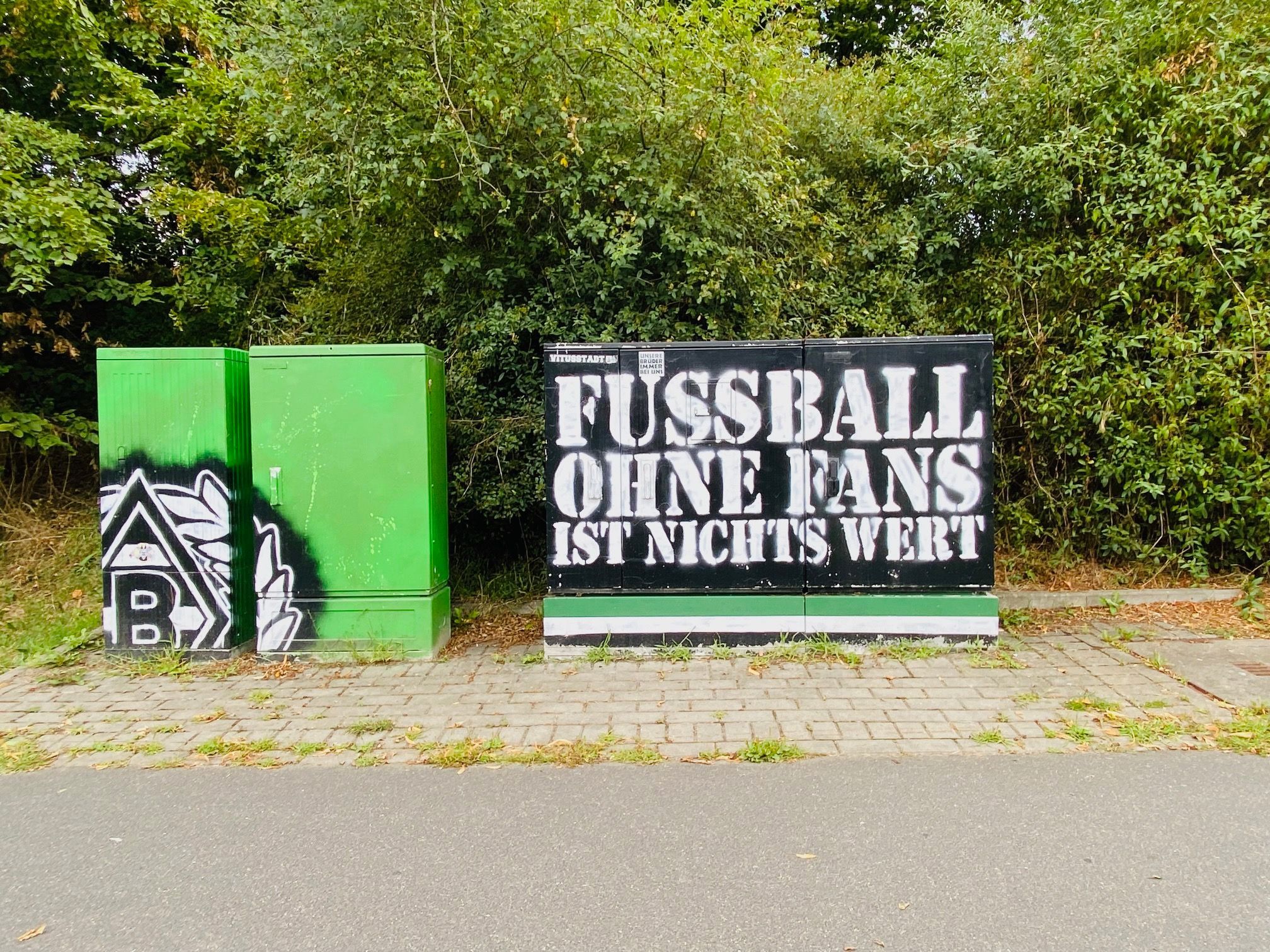 Die Fohlen-Sprayer haben im Bereich des Borussia-Parks überall ihre Spuren hinterlassen. Auf Stromkästen sind die Raute und Sprüche zu lesen.