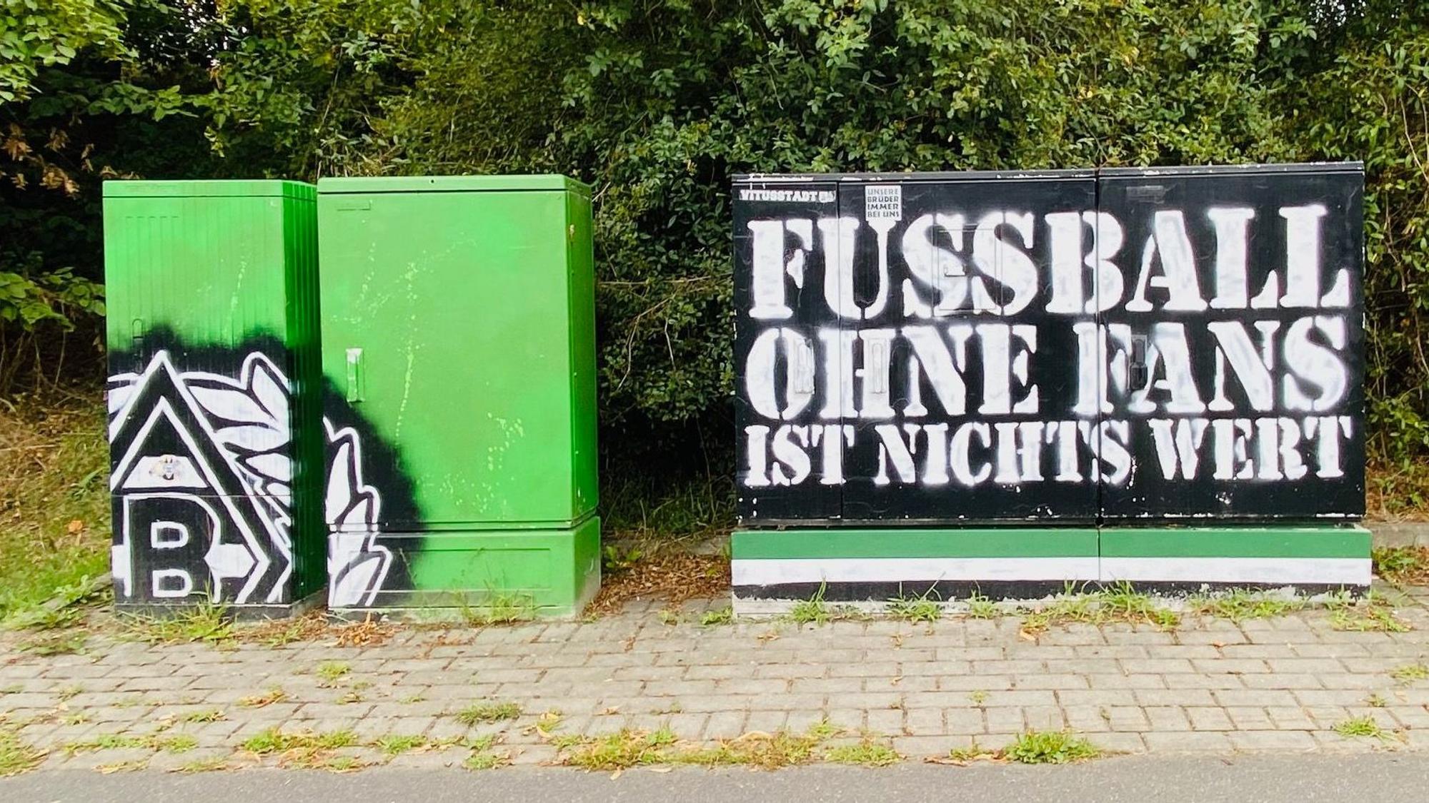 Die Fohlen-Sprayer haben im Bereich des Borussia-Parks überall ihre Spuren hinterlassen. Auf Stromkästen sind die Raute und Sprüche zu lesen.