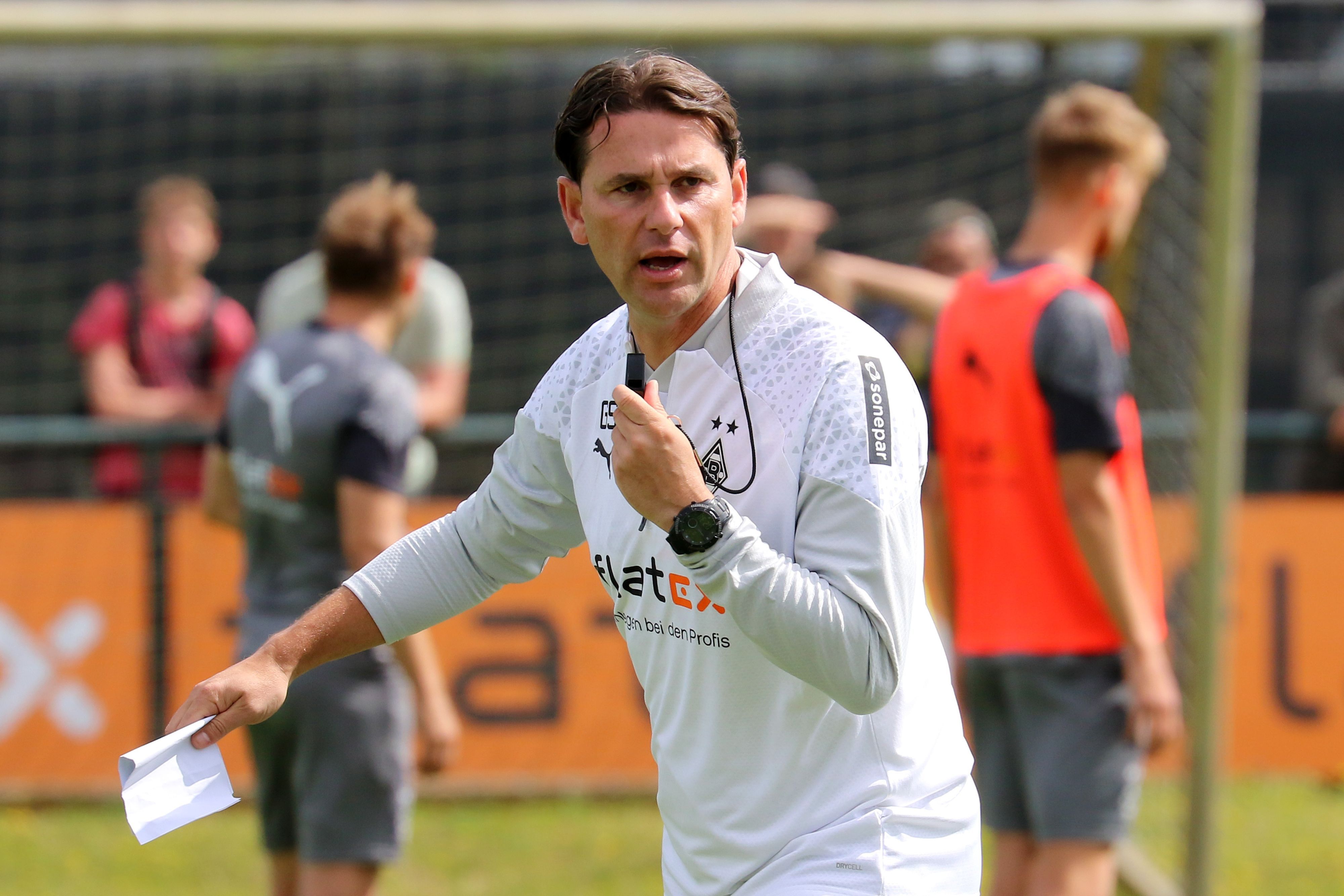 Trainer Gerardo Seoane beim Training von Borussia Mönchengladbach am 12. Juli 2023.