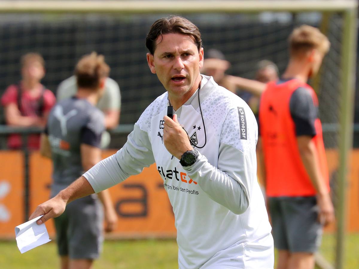 Trainer Gerardo Seoane beim Training von Borussia Mönchengladbach am 12. Juli 2023.
