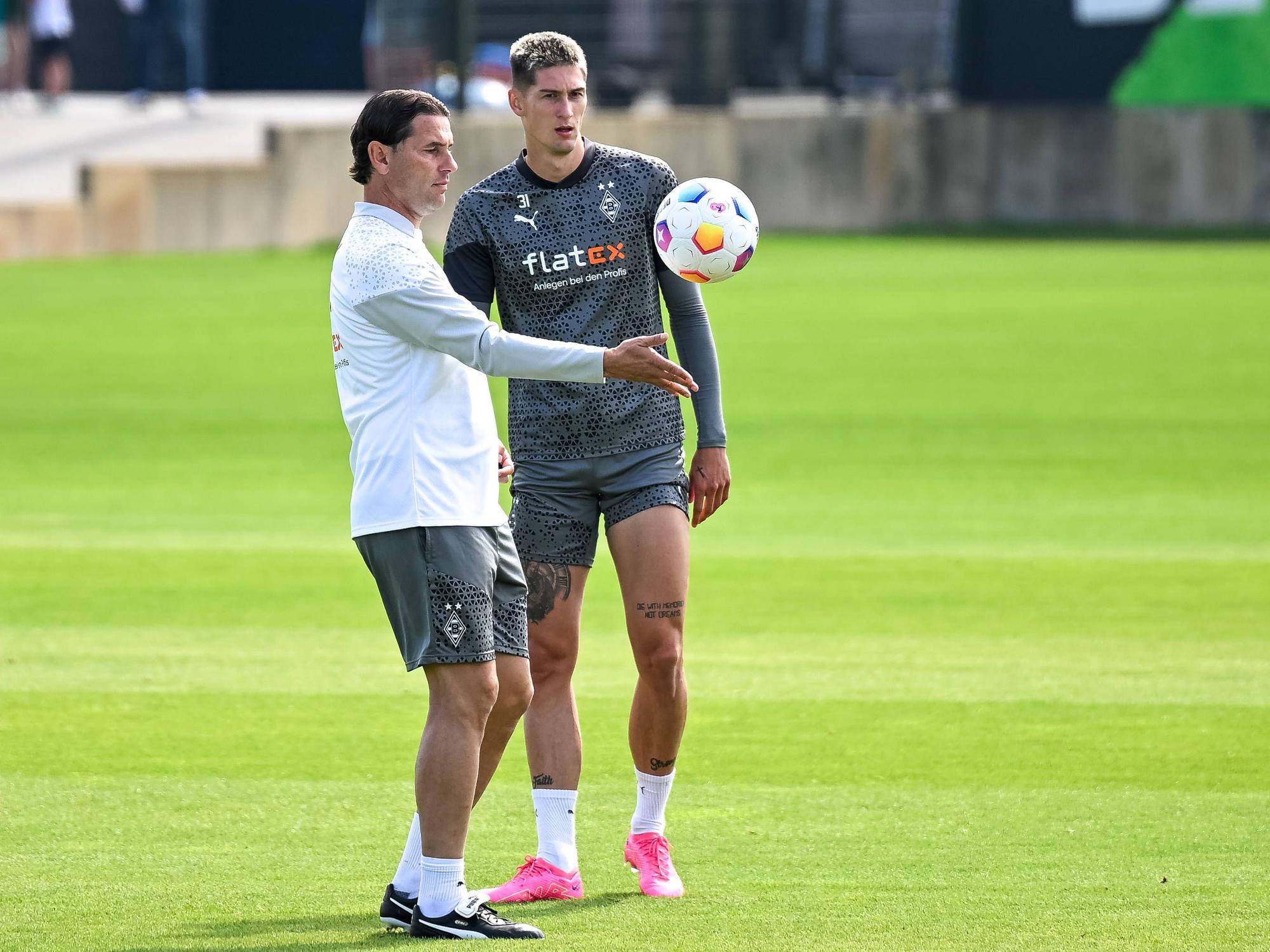 Gerardo Seoane (l.), Trainer von Borussia Mönchengladbach, und Stürmer Tomas Cvancara beim Training am 21. Juli 2023.