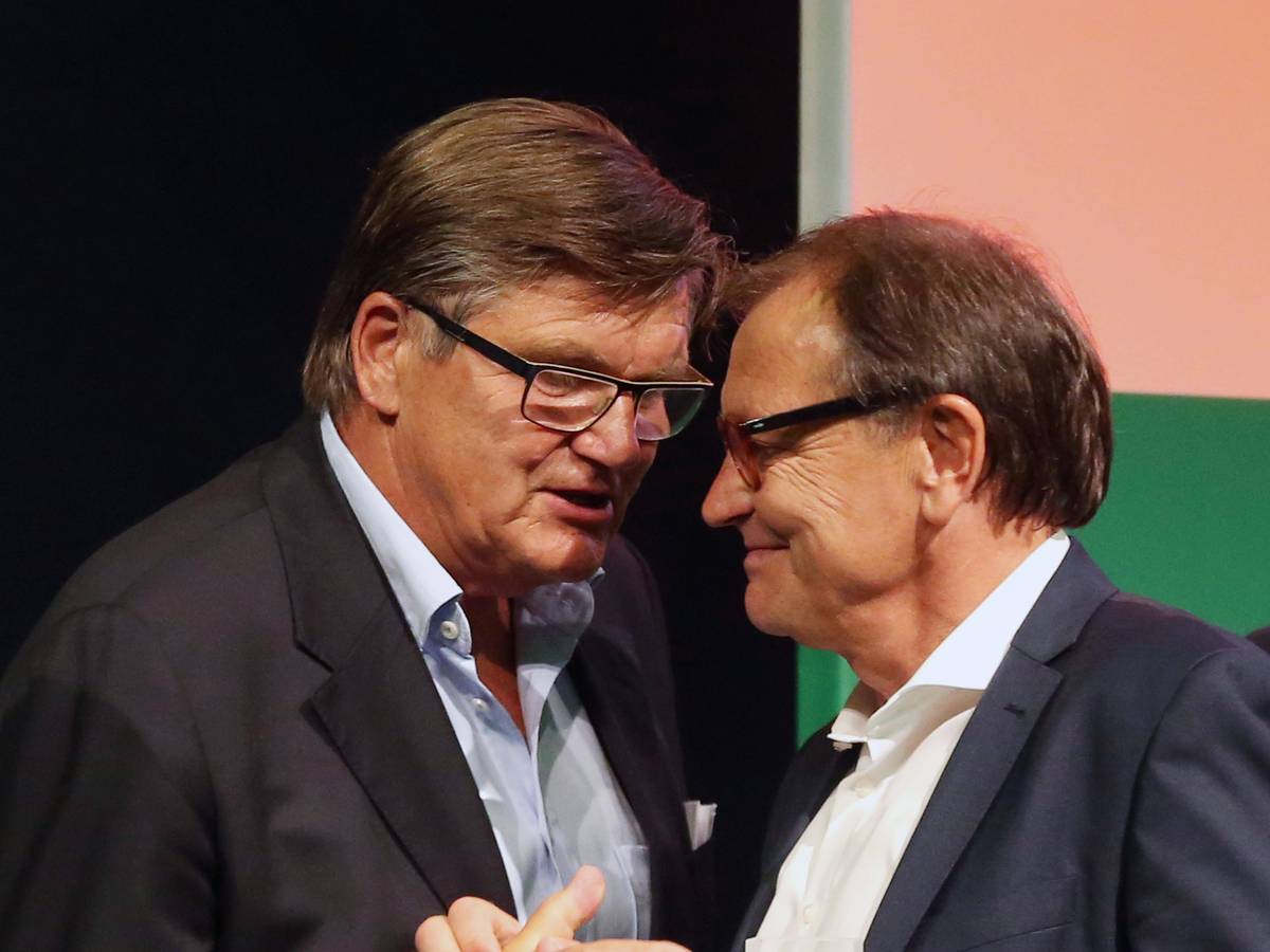 Hans Meyer (l.) und Ewald Lienen nehmen am 14. Juli 2017 an einer Veranstaltung teil und sprechen auf der Bühne miteinander.