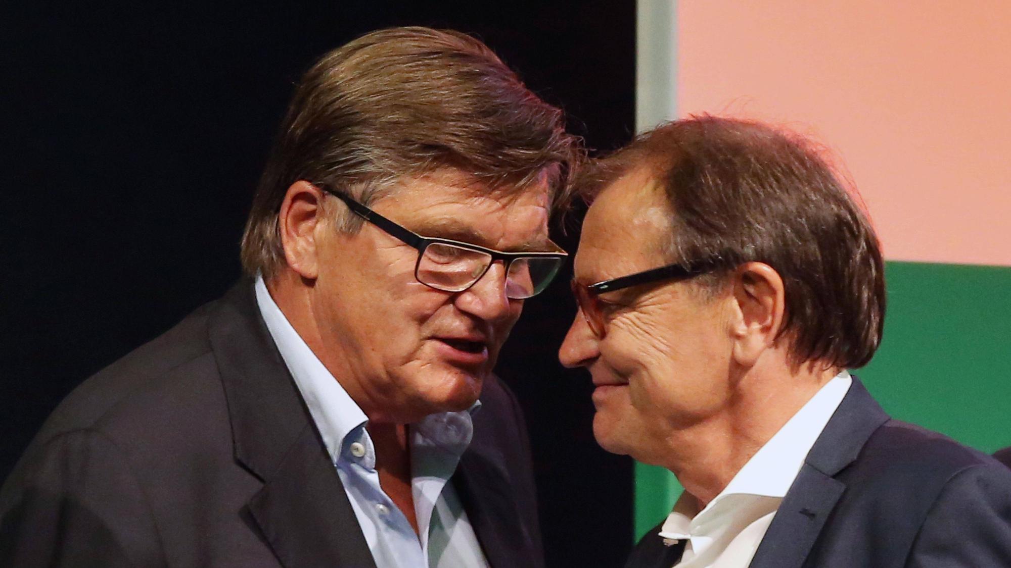 Hans Meyer (l.) und Ewald Lienen nehmen am 14. Juli 2017 an einer Veranstaltung teil und sprechen auf der Bühne miteinander.