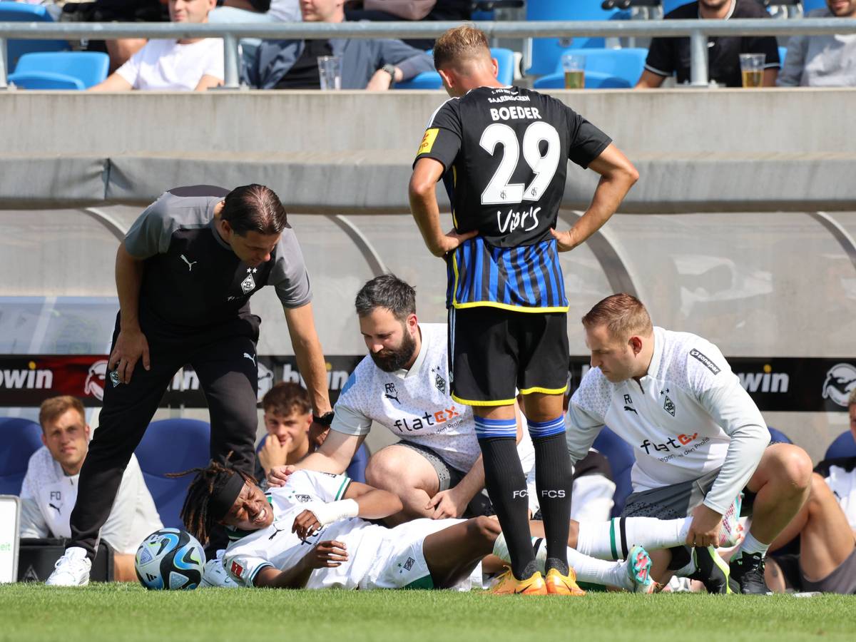Yvandro Borges Sanches (liegend) muss im Testspiel von Borussia Mönchengladbach beim 1. FC Saarbrücken behandelt werden.