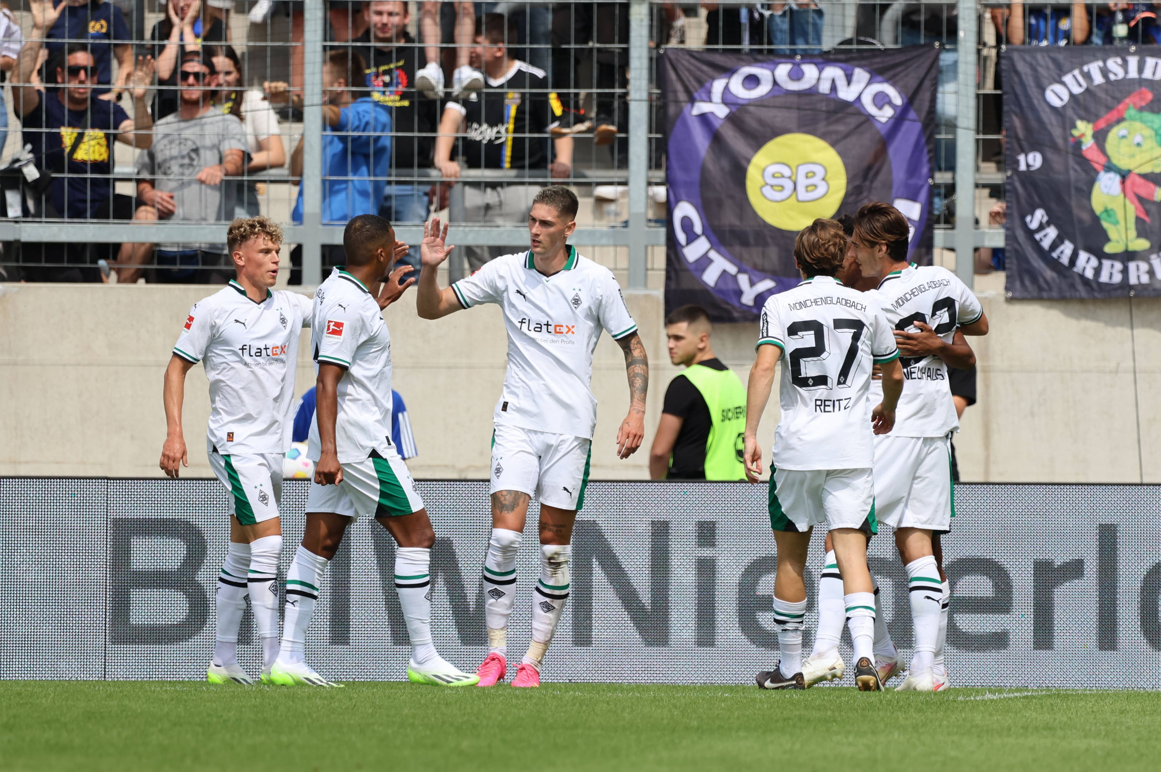 Nach dem Tor von Tomas Cvancara (3.v.l.) gegen den 1. FC Saarbrücken feiern seine Mitspieler den Führungs-Treffer von Borussia Mönchengladbach am 22. Juli 2023.