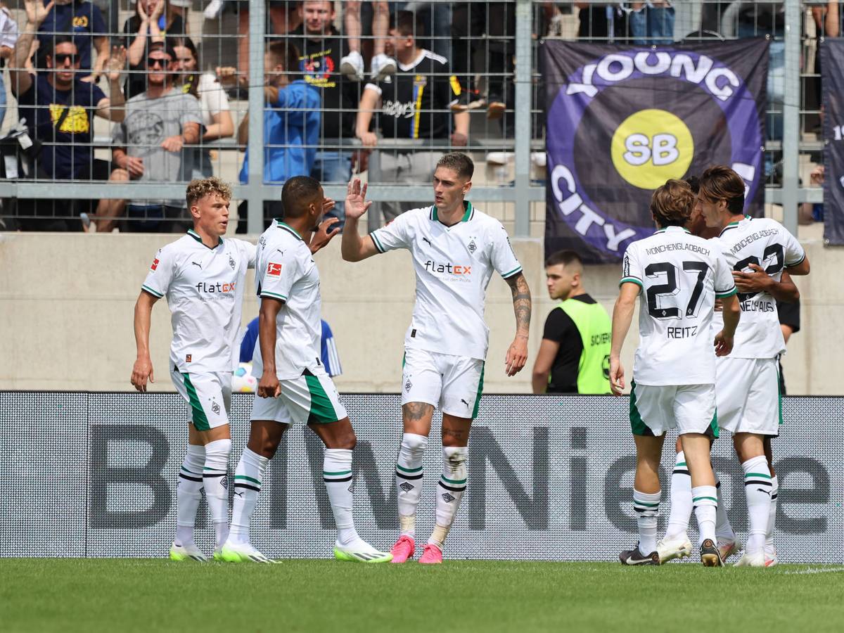 Nach dem Tor von Tomas Cvancara (3.v.l.) gegen den 1. FC Saarbrücken feiern seine Mitspieler den Führungs-Treffer von Borussia Mönchengladbach am 22. Juli 2023.