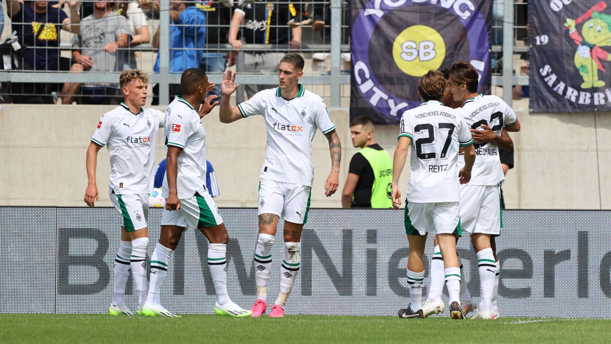 Nach dem Tor von Tomas Cvancara (3.v.l.) gegen den 1. FC Saarbrücken feiern seine Mitspieler den Führungs-Treffer von Borussia Mönchengladbach am 22. Juli 2023.