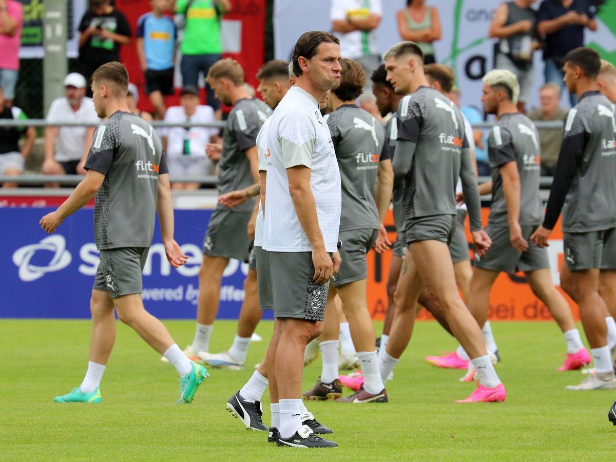 Gladbach-Trainer Gerardo Seoane (M.) hat einiges an Arbeit vor sich. Der Schweizer verpasst den Profis von Borussia Mönchengladbach im Trainingslager am Tegernsee den Feinschliff für die kommende Saison. Seoane schaut kritisch zur Seite.