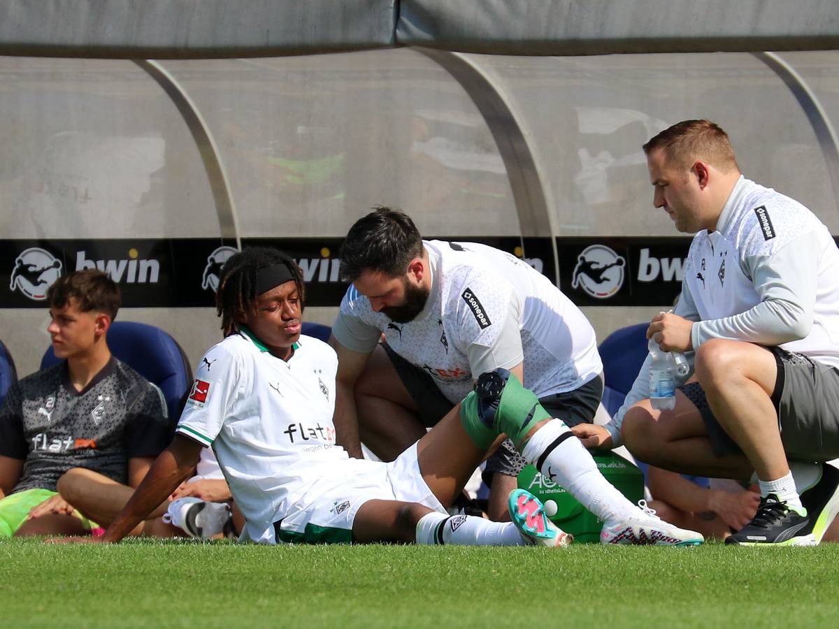 Yvandro Borges Sanches wird während des Testspiels von Borussia Mönchengladbach beim 1. FC Saarbrücken am 22. Juli 2023 am Spielfeldrand behandelt. Sein linkes Knie ist bandagiert.