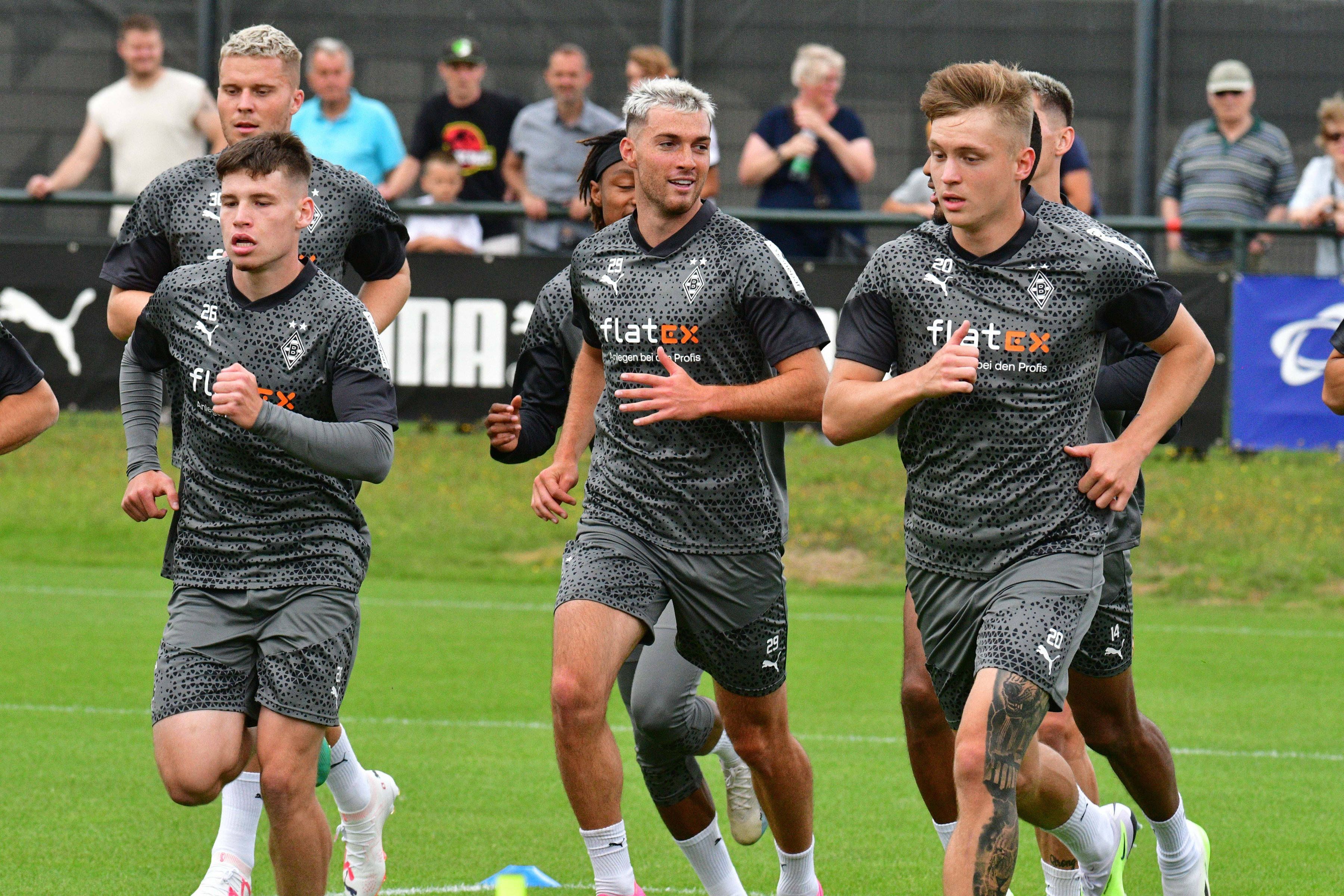 Die Spieler von Borussia Mönchengladbach um Joe Scally (Nummer 29) laufen am 17. Juli 2023 eine Runde über den Trainingsplatz am Borussia-Park.