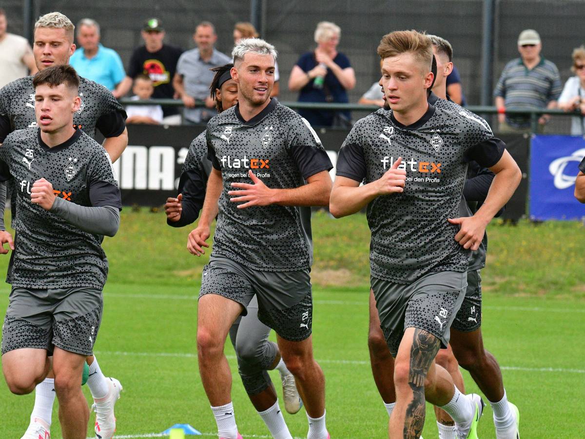 Die Spieler von Borussia Mönchengladbach um Joe Scally (Nummer 29) laufen am 17. Juli 2023 eine Runde über den Trainingsplatz am Borussia-Park.
