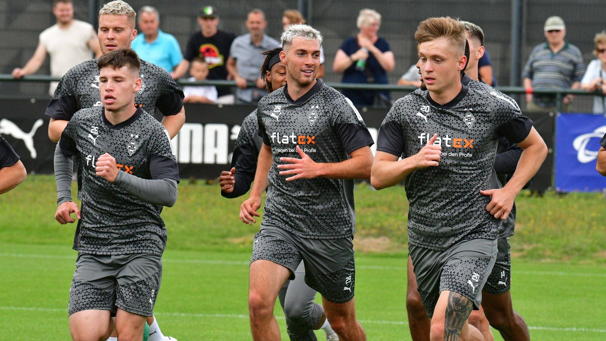 Die Spieler von Borussia Mönchengladbach um Joe Scally (Nummer 29) laufen am 17. Juli 2023 eine Runde über den Trainingsplatz am Borussia-Park.