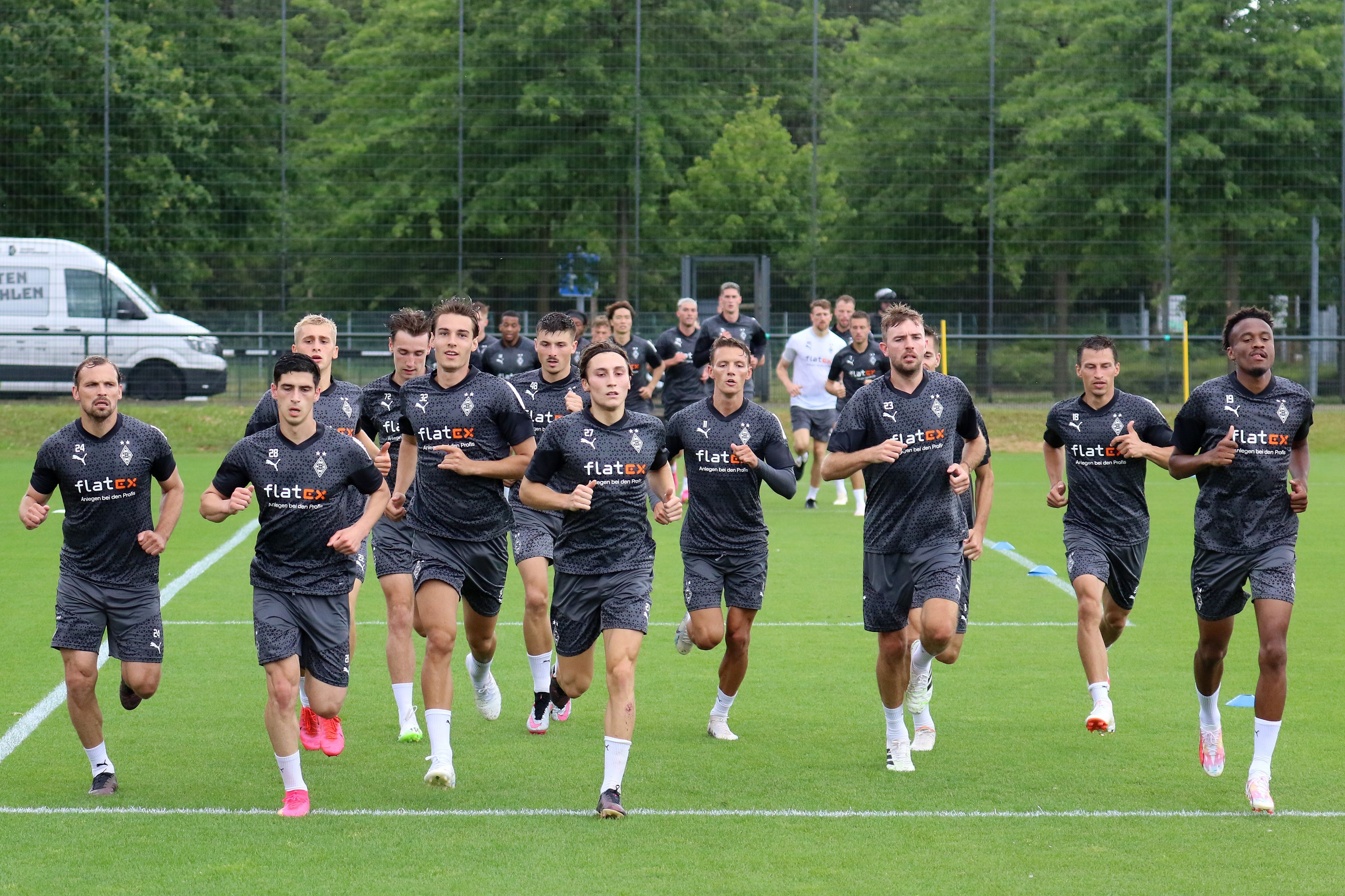 Die Spieler von Borussia Mönchengladbach absolvieren eine Laufeinheit am 17. Juli 2023 – da auch noch mit Semir Telalovic (6.v.l.).
