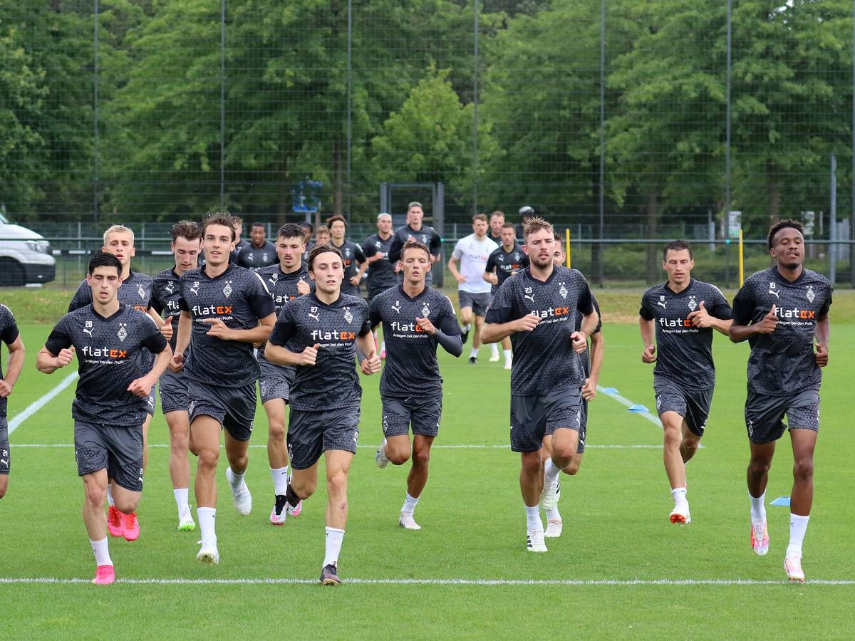 Die Spieler von Borussia Mönchengladbach absolvieren eine Laufeinheit am 17. Juli 2023 – da auch noch mit Semir Telalovic (6.v.l.).