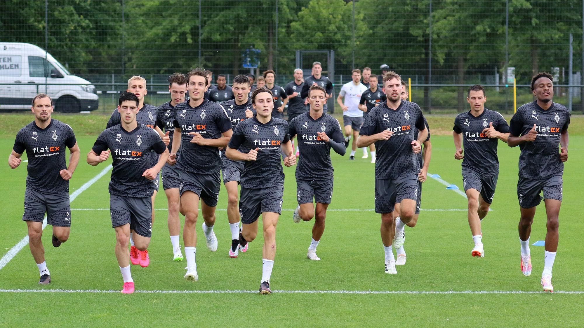 Die Spieler von Borussia Mönchengladbach absolvieren eine Laufeinheit am 17. Juli 2023 – da auch noch mit Semir Telalovic (6.v.l.).