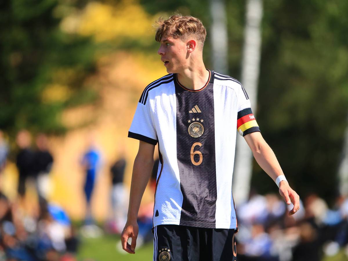 Niklas Swider trägt am 25. Mai 2023 das Trikot der deutschen Nationalmannschaft und die Kapitänsbinde im Spiel der U16-Auswahl des DFB.