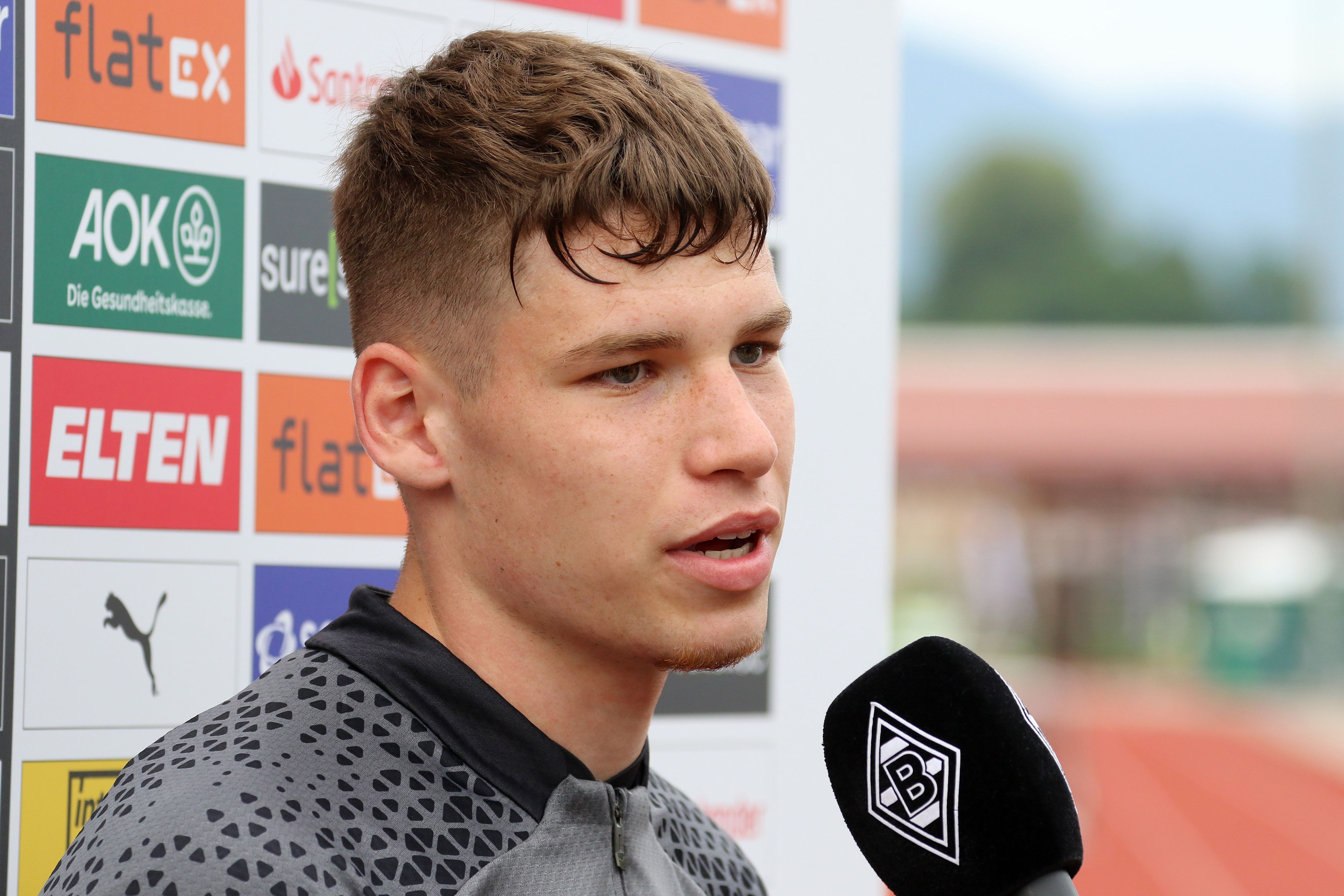 Lukas Ullrich, Neuzugang von Borussia Mönchengladbach, spricht am Montag (24. Juli 2023) mit den Medienvertretern im Trainingslager am Tegernsee in Rottach-Egern.