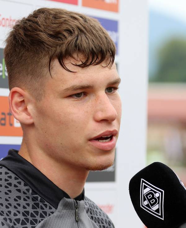 Lukas Ullrich, Neuzugang von Borussia Mönchengladbach, spricht am Montag (24. Juli 2023) mit den Medienvertretern im Trainingslager am Tegernsee in Rottach-Egern.
