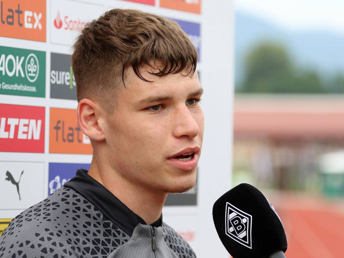 Lukas Ullrich, Neuzugang von Borussia Mönchengladbach, spricht am Montag (24. Juli 2023) mit den Medienvertretern im Trainingslager am Tegernsee in Rottach-Egern.