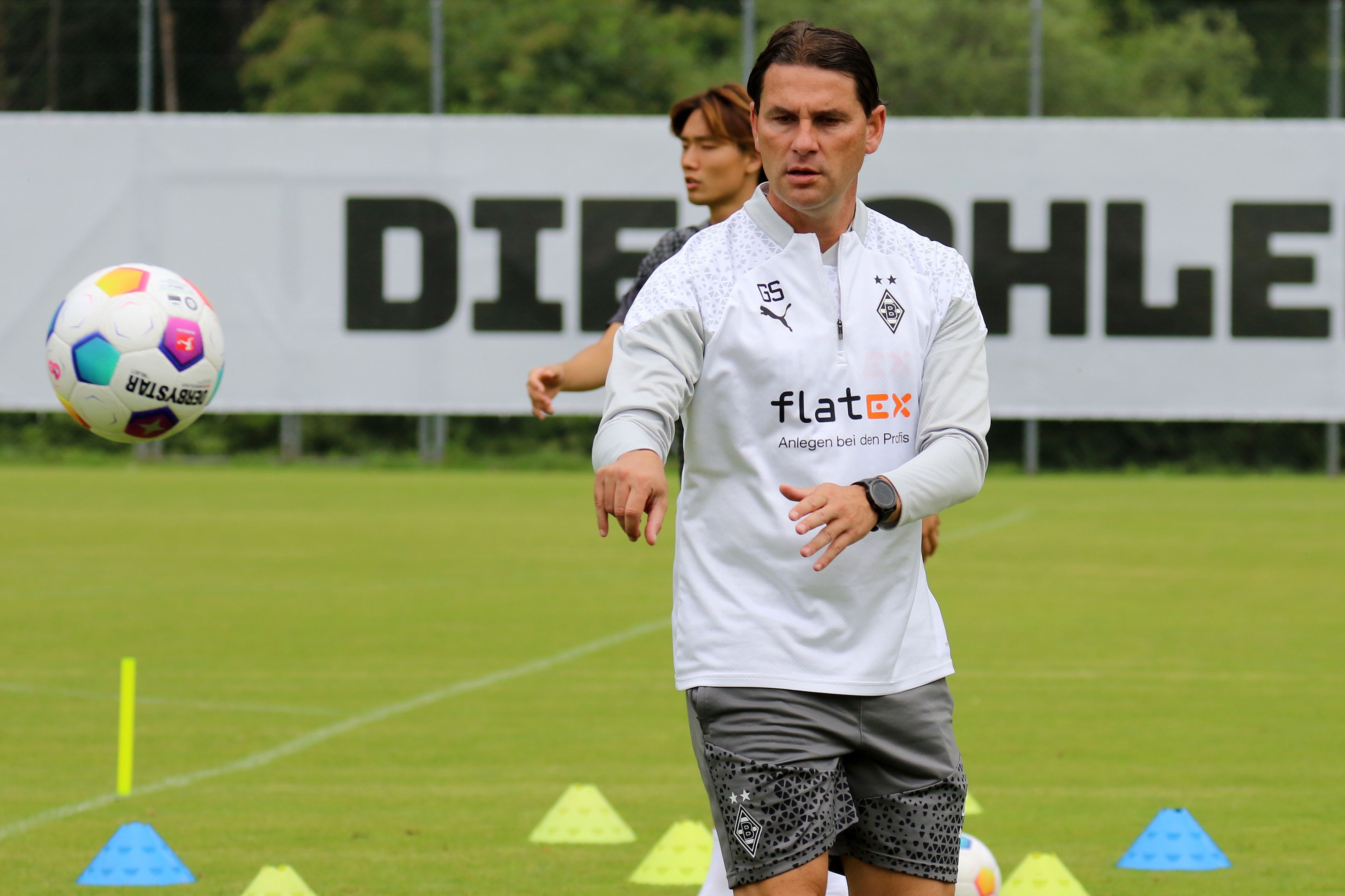 Gerardo Seoane, Trainer von Borussia Mönchengladbach, gibt im Trainingslager am Tegernsee seinen Spielern Anweisungen. Der Schweizer zeigt mit seinen Händen etwas an.