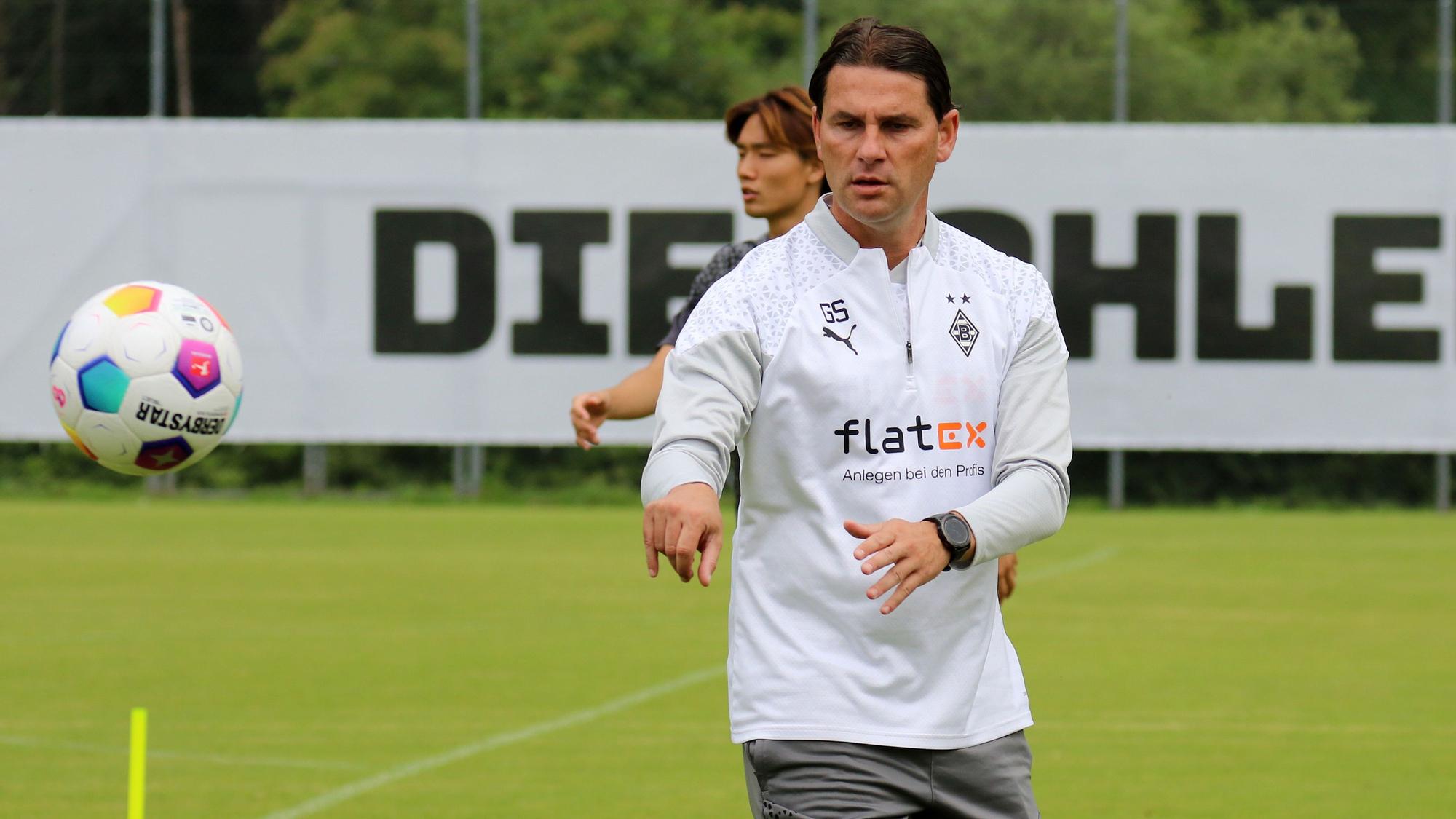 Gerardo Seoane, Trainer von Borussia Mönchengladbach, gibt im Trainingslager am Tegernsee seinen Spielern Anweisungen. Der Schweizer zeigt mit seinen Händen etwas an.