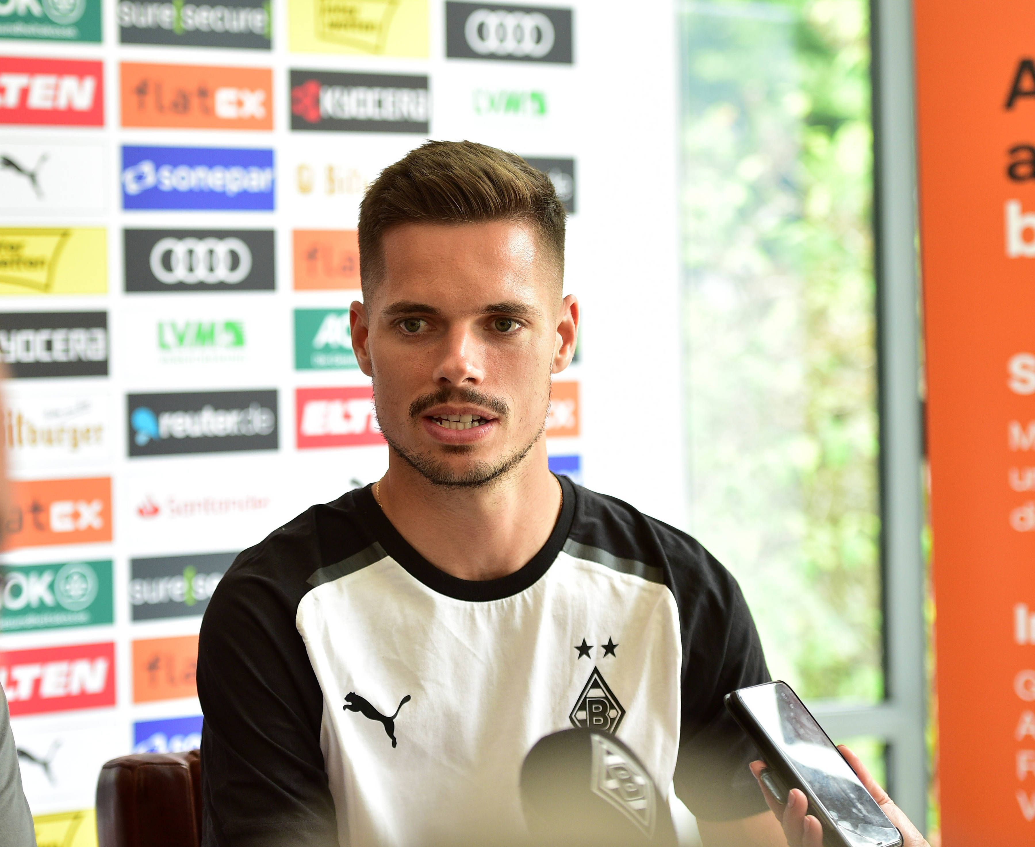 DFB-Nationalspieler Julian Weigl, hier am 24. Juli in Rottach-Egern zu sehen, ist bereit, bei Fußball-Bundesligist Borussia Mönchengladbach als Führungsspieler voranzugehen. Weigl spricht während einer Medienrunde im Seehotel Überfahrt am Tegernsee.