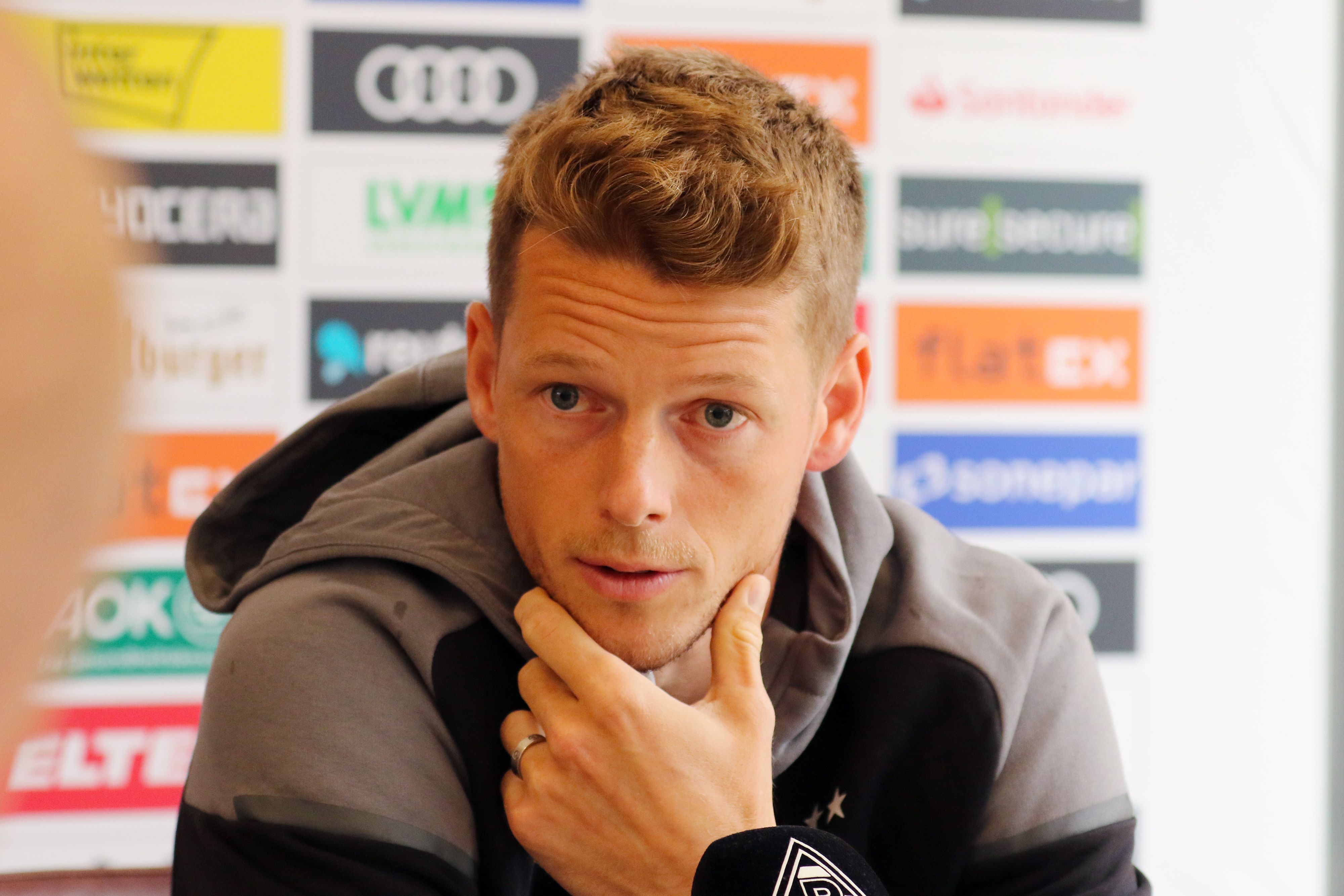 Jonas Omlin, Torhüter von Borussia Mönchengladbach, hat sich im Trainingslager der Fohlen-Elf am Dienstag (25. Juli 2023) zu einem möglichen Transfer von Fabian Rieder geäußert. Omlin wirkt nachdenklich.