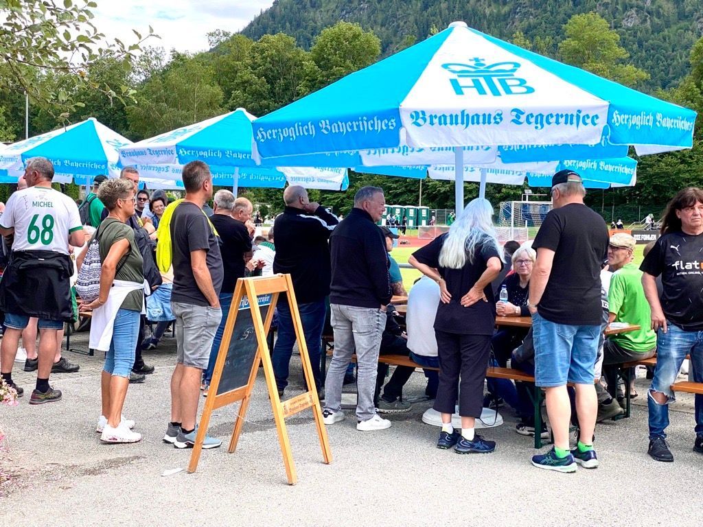 Tegernsee, Borussia, Fohlen-Training, bayerisches Bier, Leberkäs-Semmeln und gute Stimmung. Das passt auch in diesem Jahr bislang zusammen. Die mitgereisten Gladbach-Fans genießen am Rande der Einheiten die familiäre Atmosphäre.